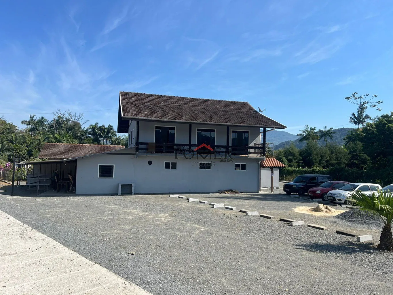 Excelente Prédio Residencial e Comercial, localizado no bairro Testo Rega, contendo a área de 293,85m, edificado em um terreno de 1033,66m. Imóvel possui duas salas comerciais no piso inferior, e amplo apartamento no piso superior. — foto 2