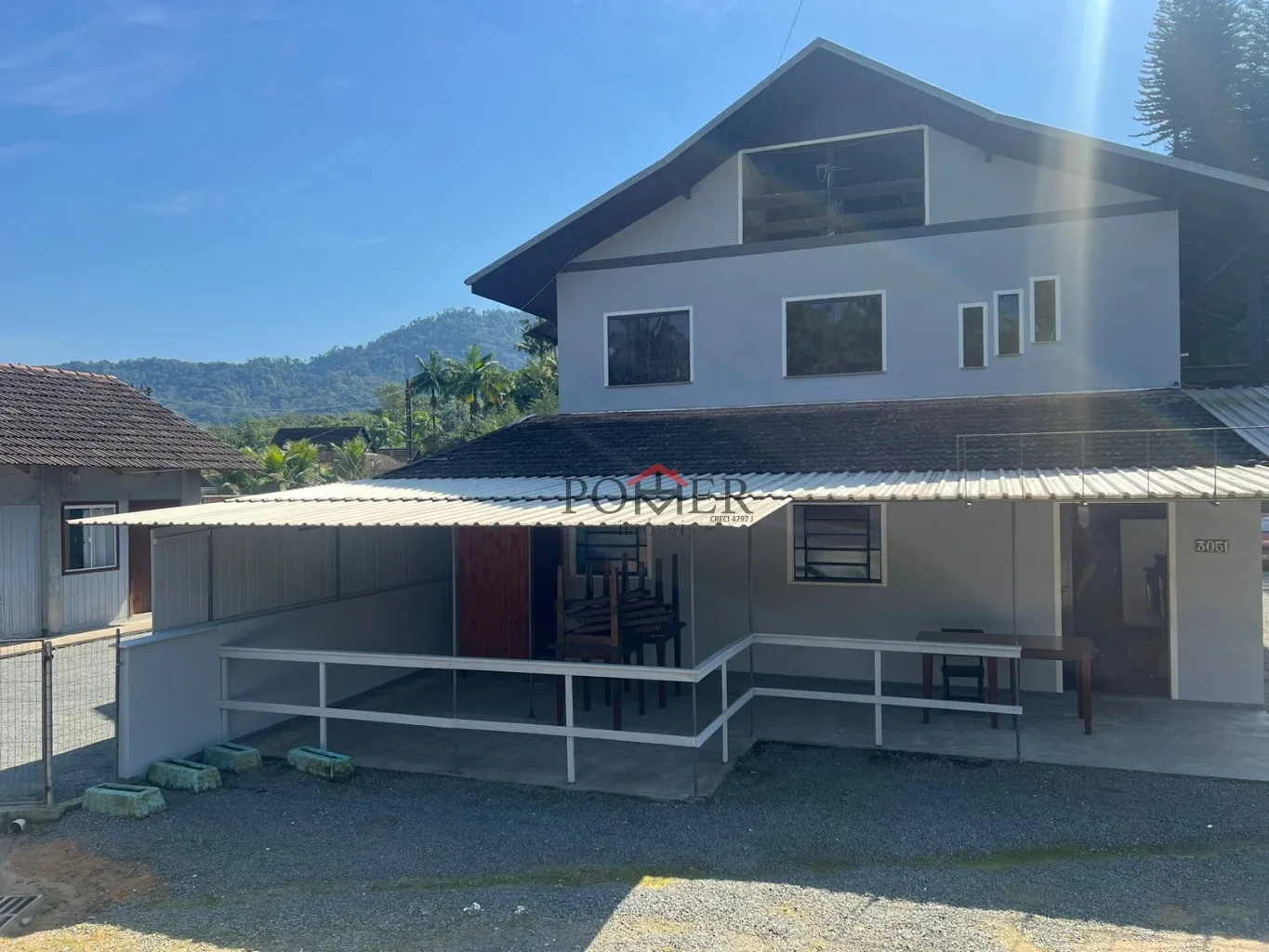 Excelente Prédio Residencial e Comercial, localizado no bairro Testo Rega, contendo a área de 293,85m, edificado em um terreno de 1033,66m. Imóvel possui duas salas comerciais no piso inferior, e amplo apartamento no piso superior. — foto 3