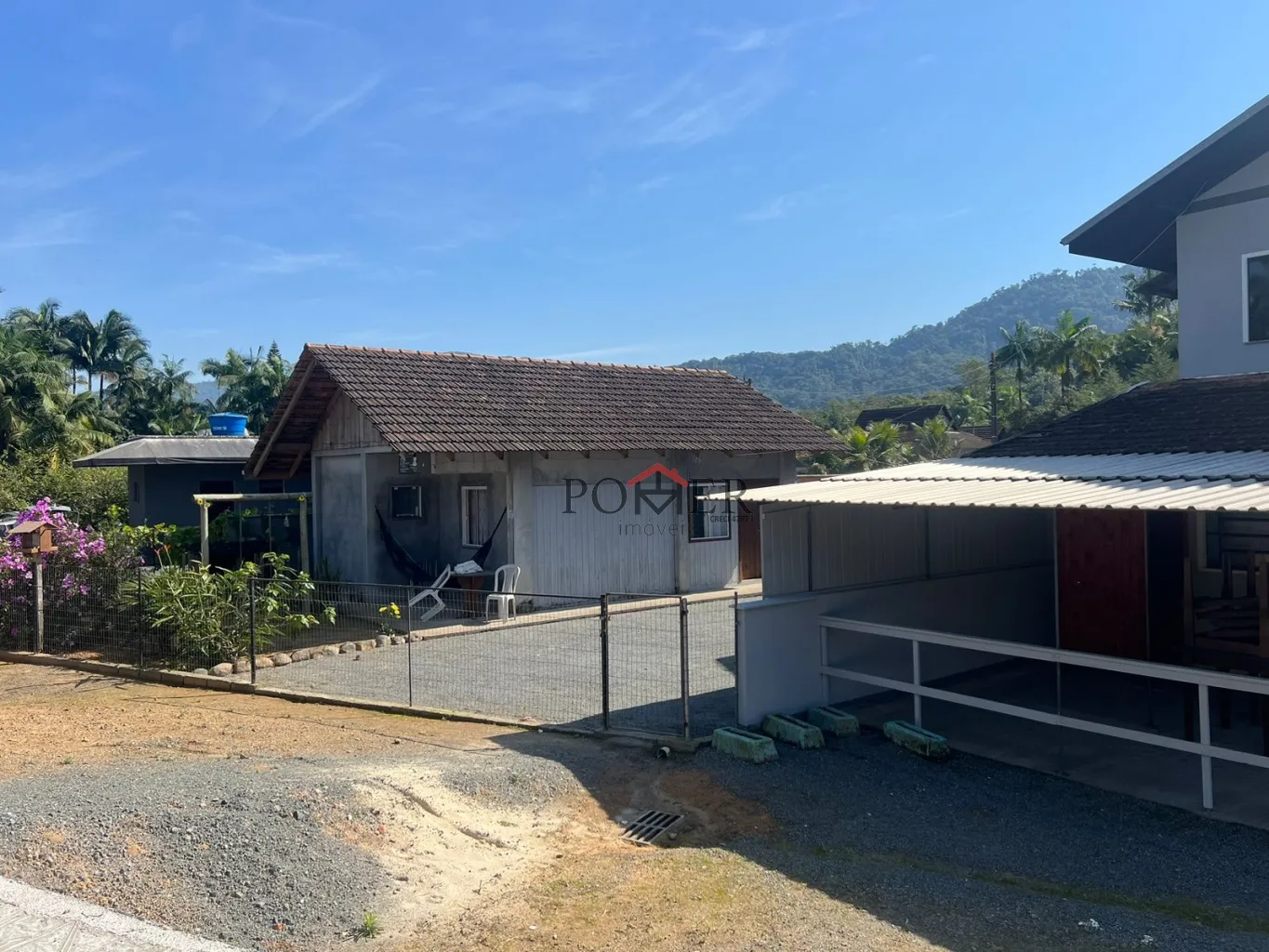 Excelente Prédio Residencial e Comercial, localizado no bairro Testo Rega, contendo a área de 293,85m, edificado em um terreno de 1033,66m. Imóvel possui duas salas comerciais no piso inferior, e amplo apartamento no piso superior. — foto 4