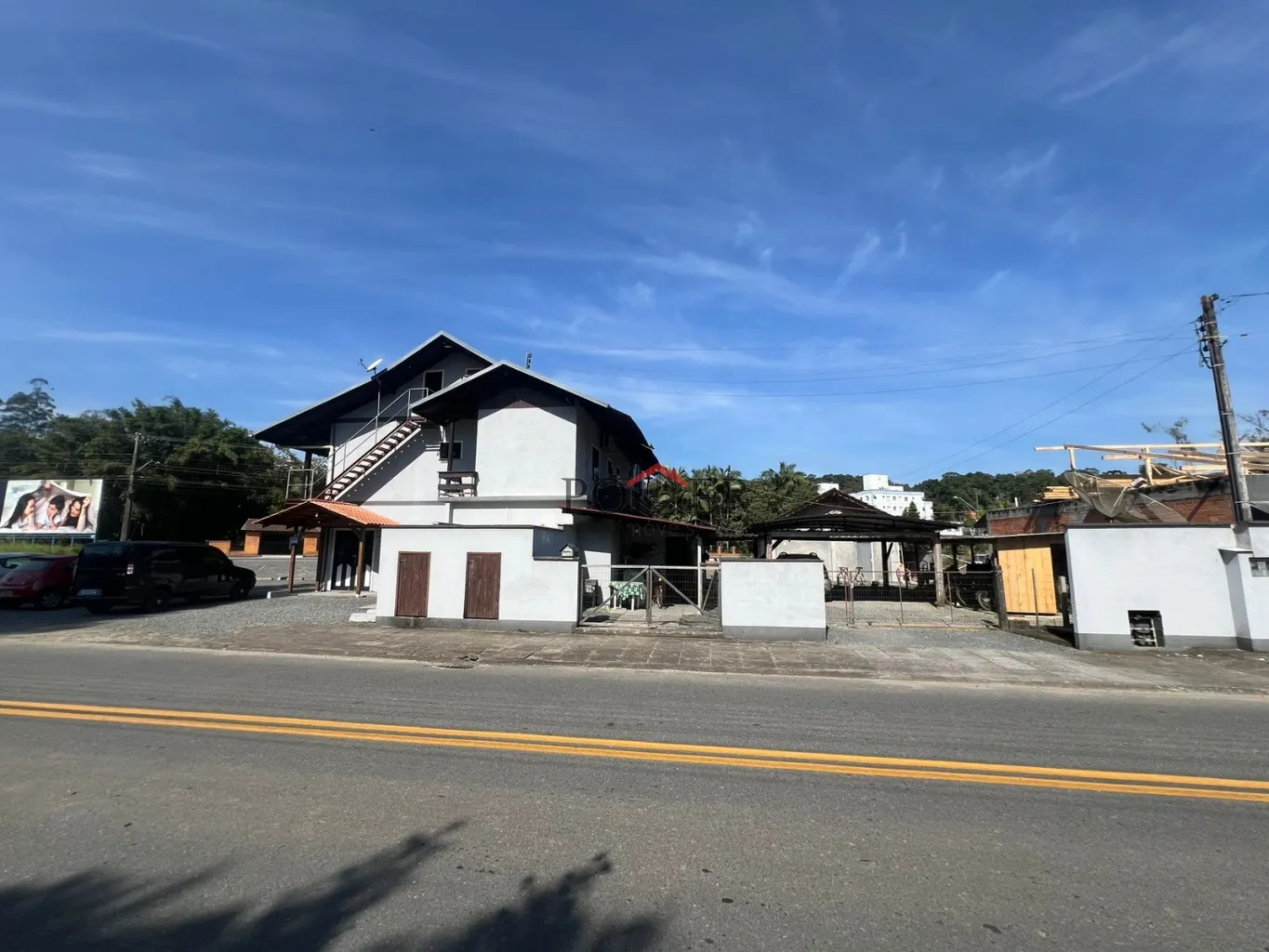 Excelente Prédio Residencial e Comercial, localizado no bairro Testo Rega, contendo a área de 293,85m, edificado em um terreno de 1033,66m. Imóvel possui duas salas comerciais no piso inferior, e amplo apartamento no piso superior. — foto 7