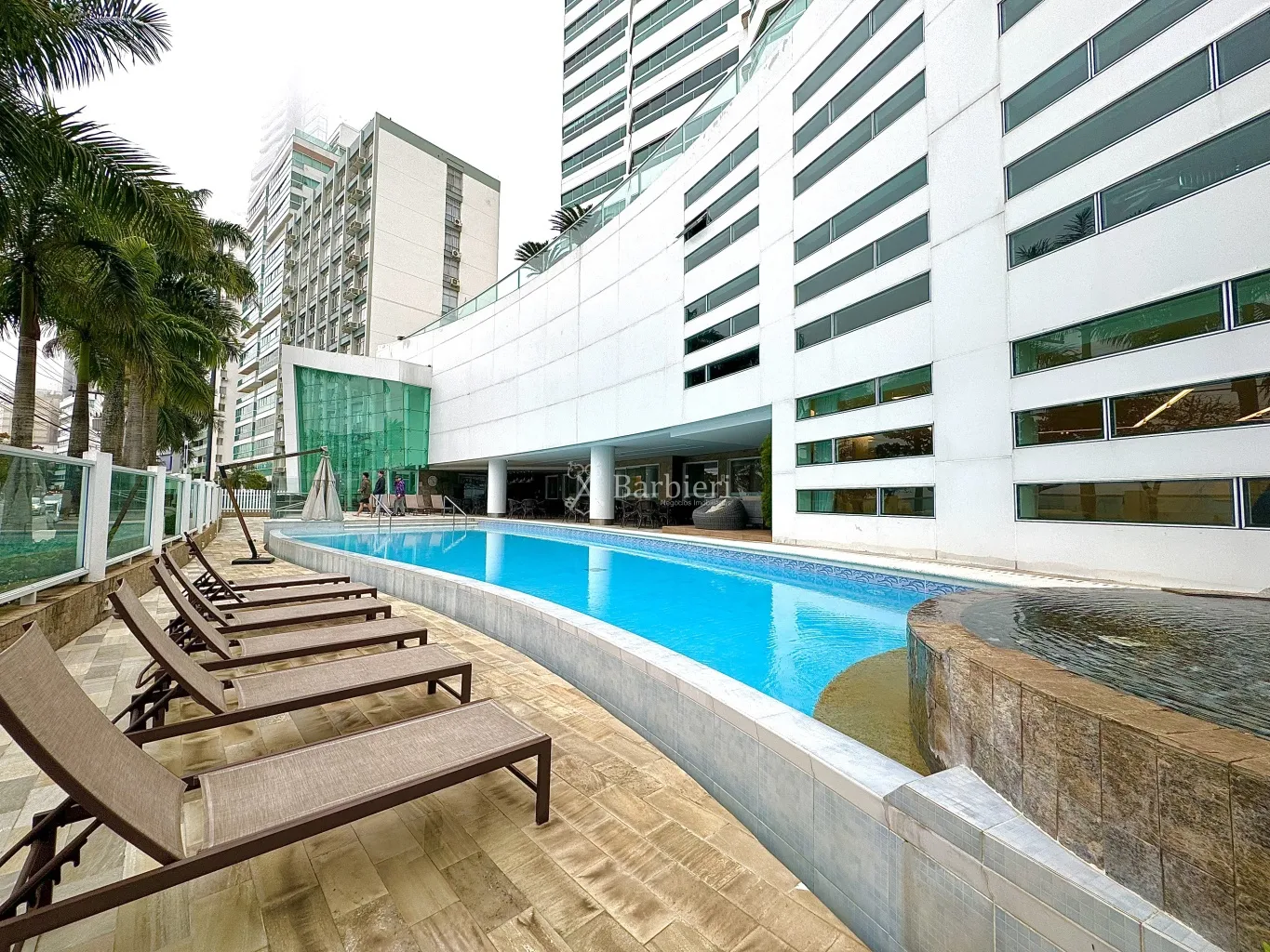 Apartamento pronto pra morar em Balneário Camboriú, todo mobiliado com 03 suítes e vista para o mar. - foto 1