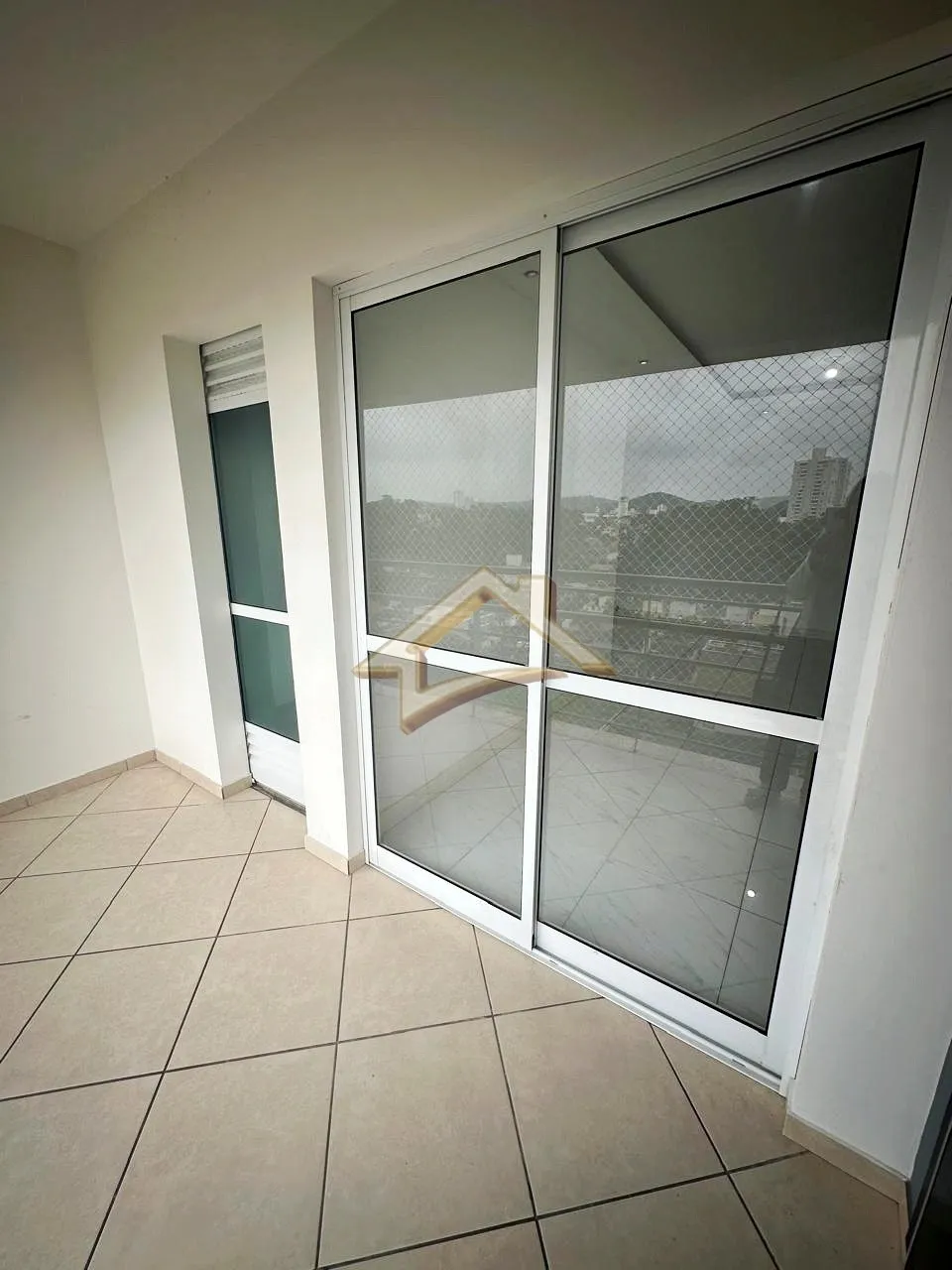 Apartamento semi-mobiliado com três dormitórios em Home Club completo! — foto 4