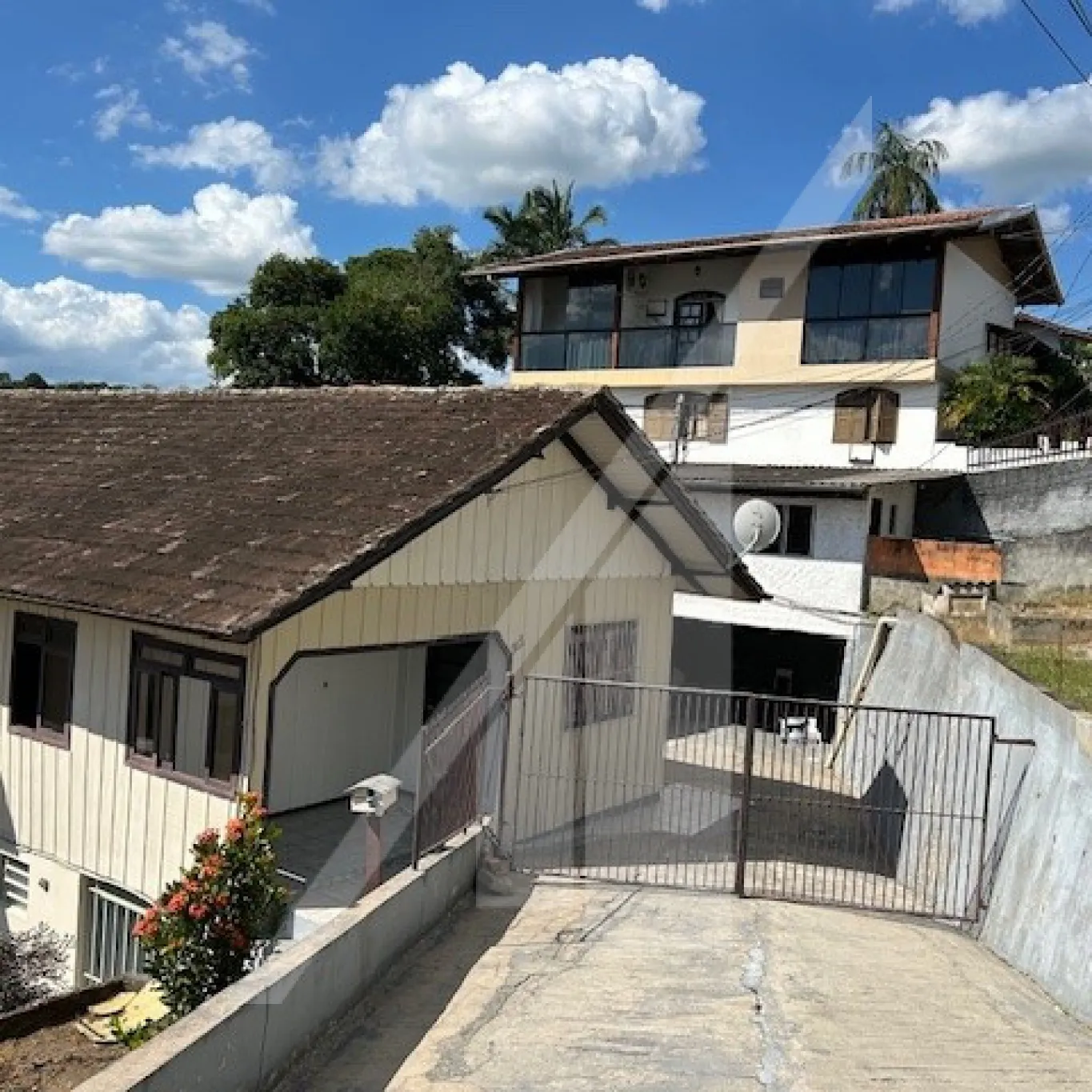 BELÍSSIMA RESIDÊNCIA NO BAIRRO GARCIA - LOCALIZADA PRÓXIMA A RUA AMAZONAS - foto 1