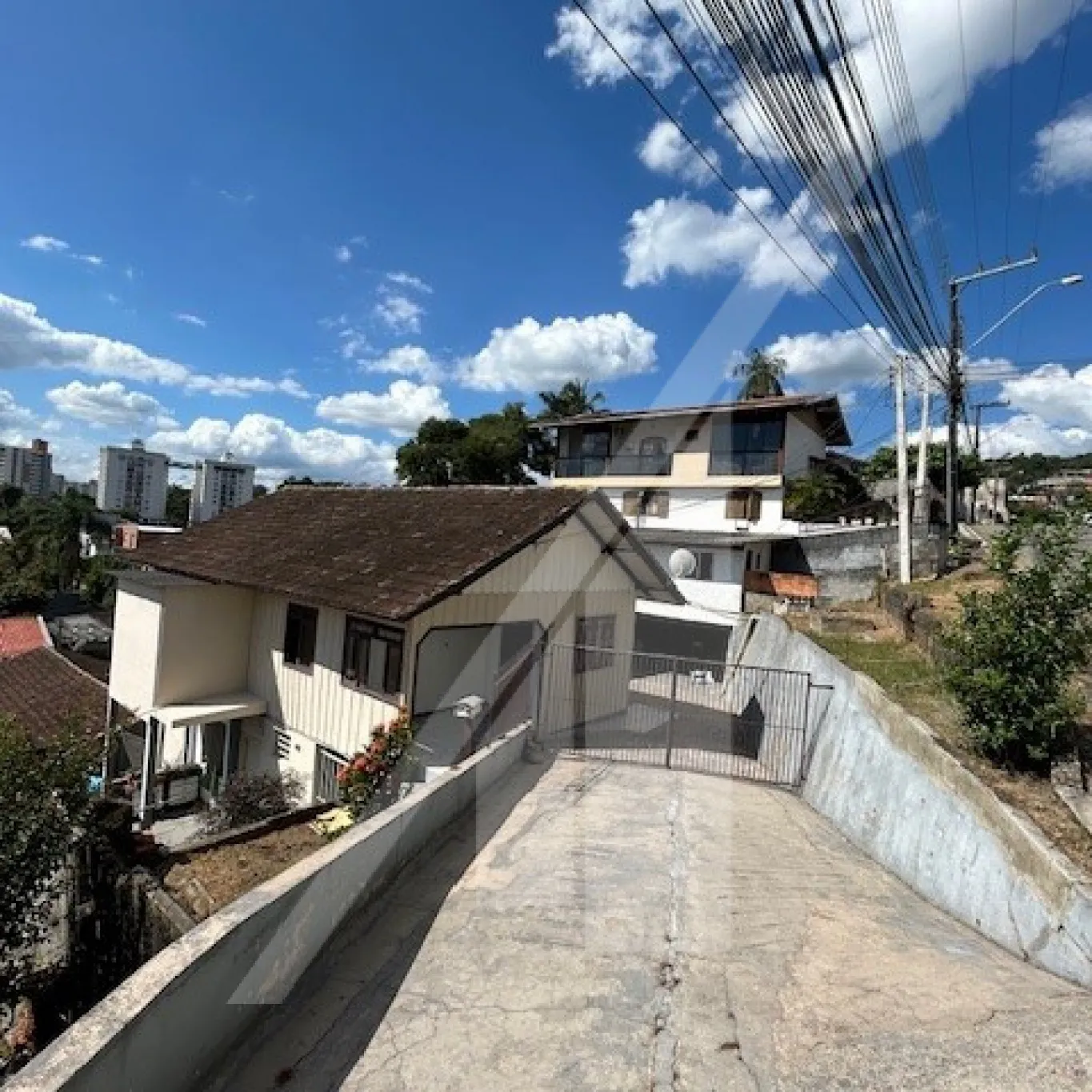 BELÍSSIMA RESIDÊNCIA NO BAIRRO GARCIA - LOCALIZADA PRÓXIMA A RUA AMAZONAS — foto 2