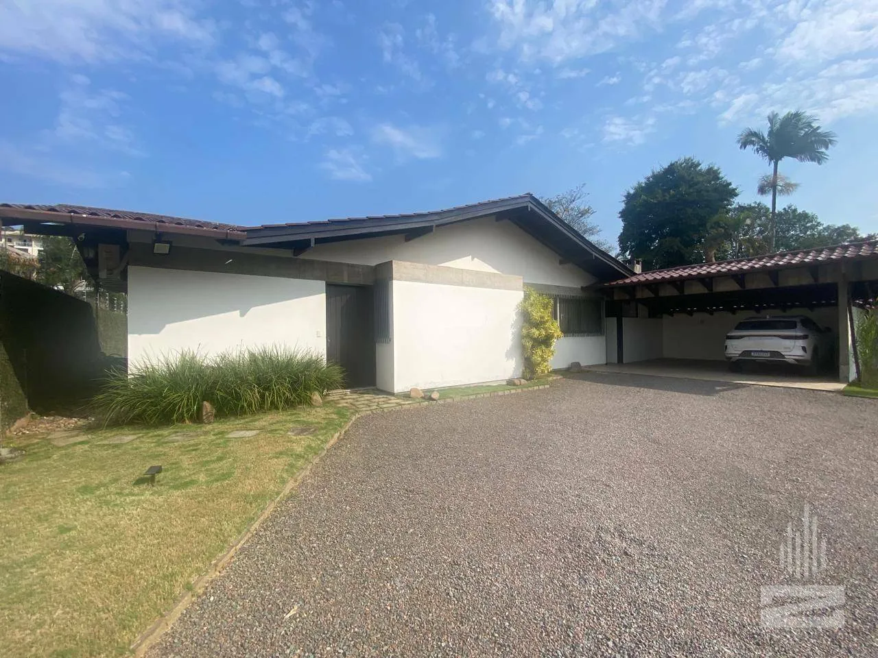 Incrível Casa a Venda com 3 Dormitórios e Amplo Jardim no bairro Garcia em Blumenau - foto 1