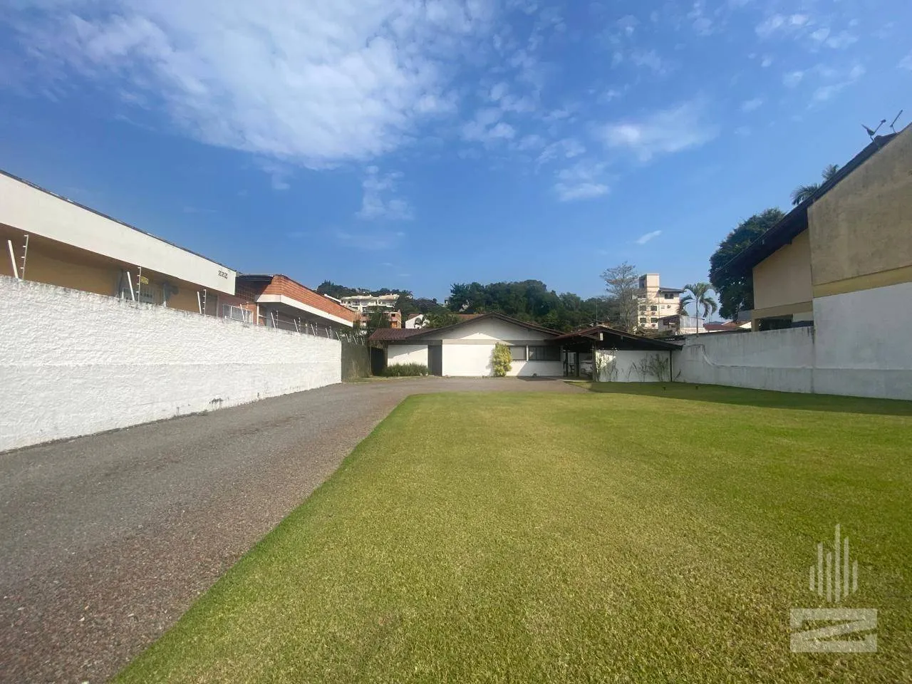 Incrível Casa a Venda com 3 Dormitórios e Amplo Jardim no bairro Garcia em Blumenau — foto 2