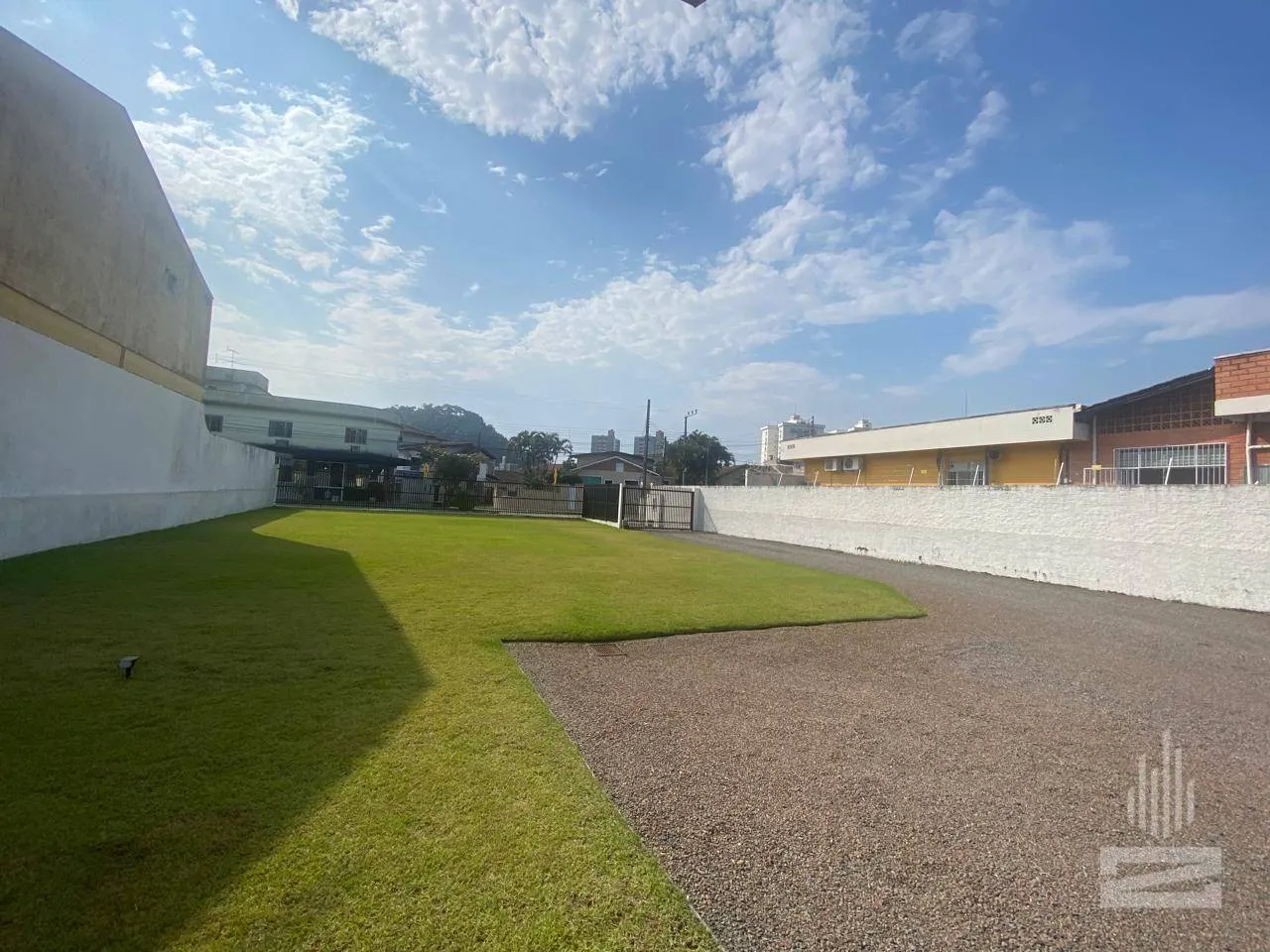 Incrível Casa a Venda com 3 Dormitórios e Amplo Jardim no bairro Garcia em Blumenau — foto 3