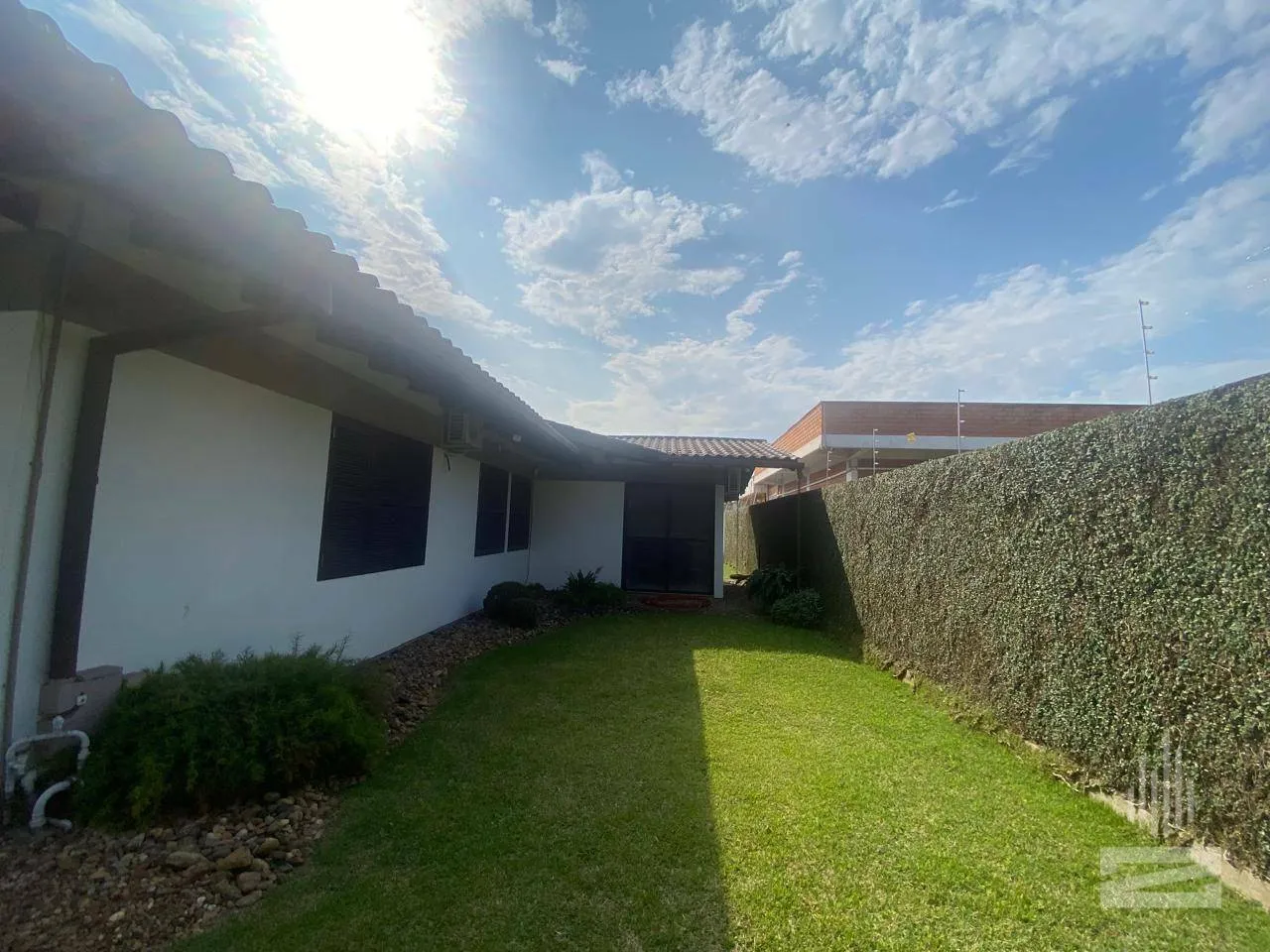 Incrível Casa a Venda com 3 Dormitórios e Amplo Jardim no bairro Garcia em Blumenau — foto 7