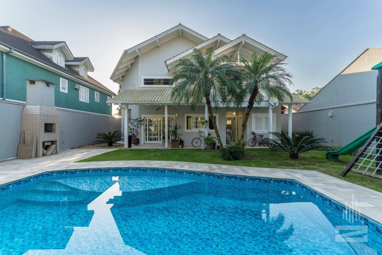Casa Mobiliada de Alto Padrão com 4 Dormitórios e Piscina, à Venda na Coronel Feddersen, bairro Itoupava Seca, Blumenau - foto 1
