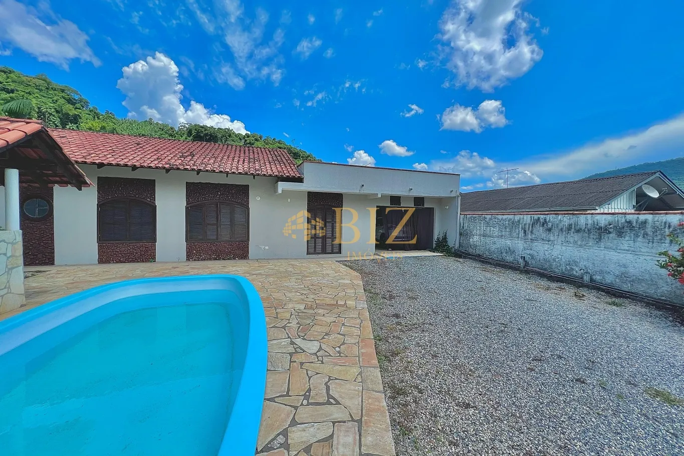 Casa com 4 dormitórios, sendo 1 suíte, com piscina, no Bairro Garcia! — foto 2