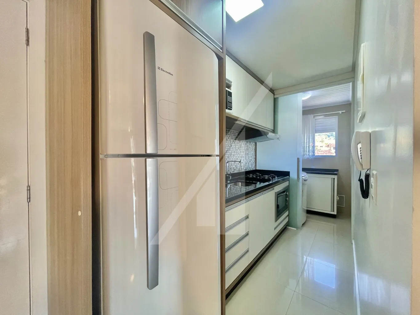 APARTAMENTO MOBILIADO COM DOIS DORMITÓRIOS, SACADA COM CHURRASQUEIRA E UMA VAGA DE GARAGEM - BAIRRO ESCOLA AGRÍCOLA - foto 1