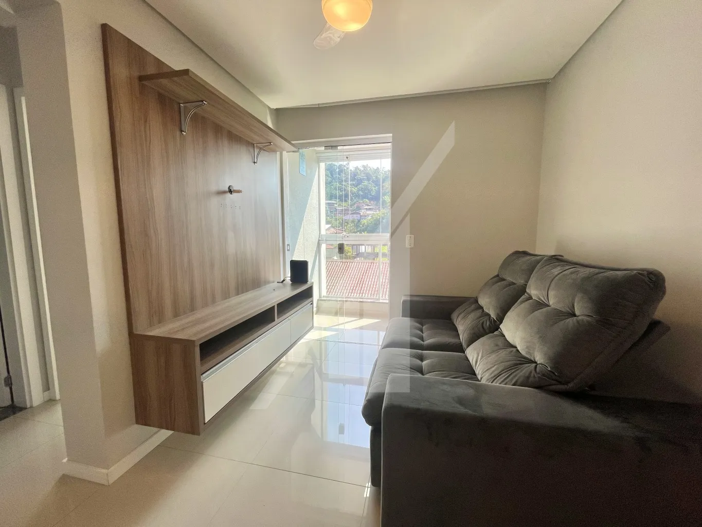 APARTAMENTO MOBILIADO COM DOIS DORMITÓRIOS, SACADA COM CHURRASQUEIRA E UMA VAGA DE GARAGEM - BAIRRO ESCOLA AGRÍCOLA — foto 3
