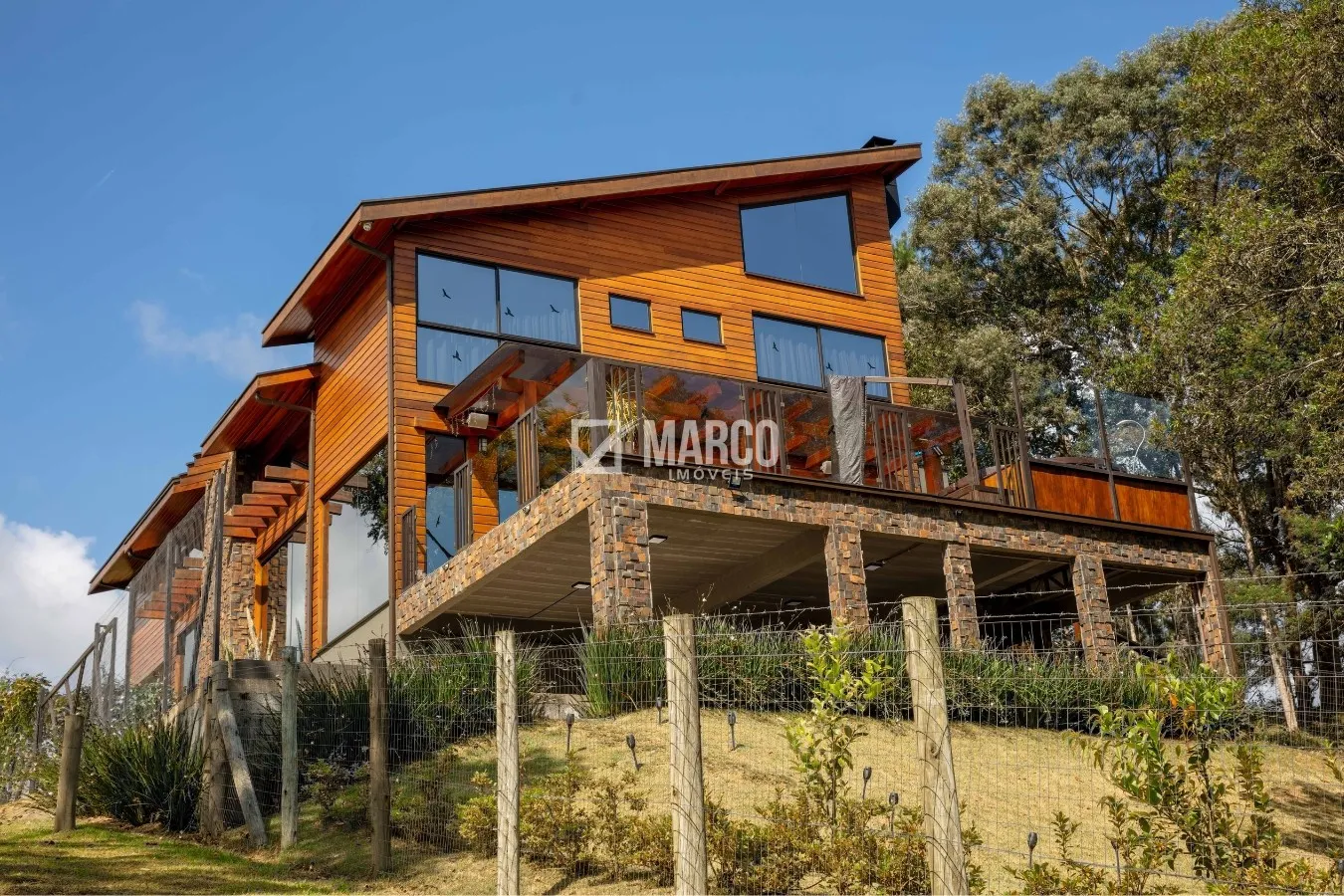 Casa Alto Padrão à Beira do Lago: Conforto e Natureza Integrados em um Refúgio Exclusivo - foto 1