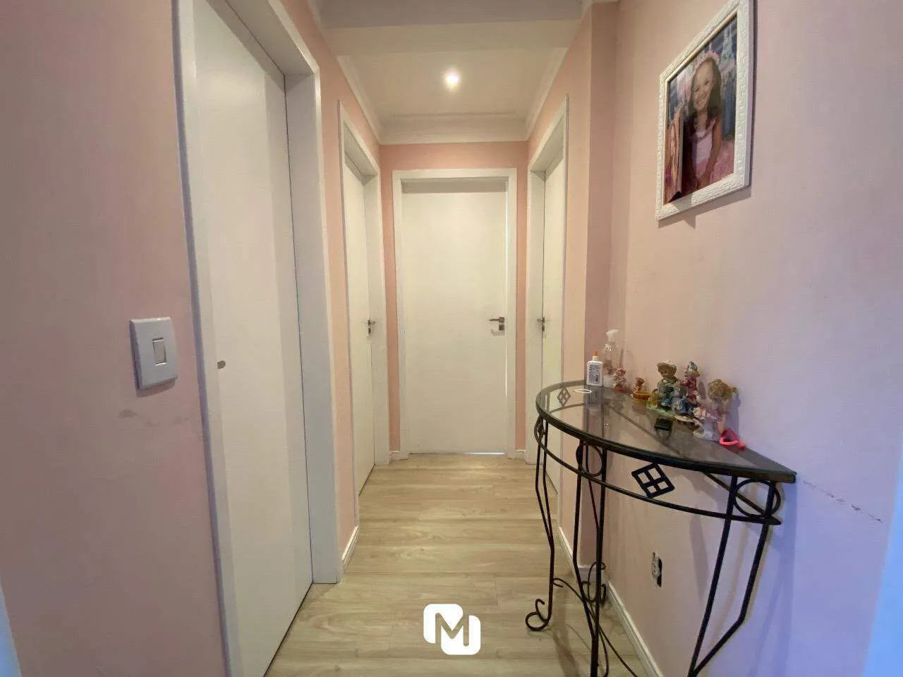 Belíssimo apartamento semi mobiliado com 3 dormitórios, sendo 1 suíte, próximo a Cooper Omino! Confira! — foto 2