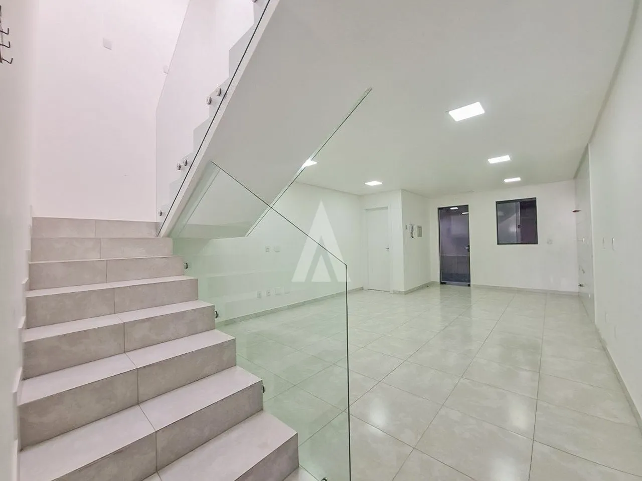 Sobrado Geminado com 2 suíte(s) à venda no bairro Costa E Silva em Joinville, por R$ 550.000.00. - foto 1