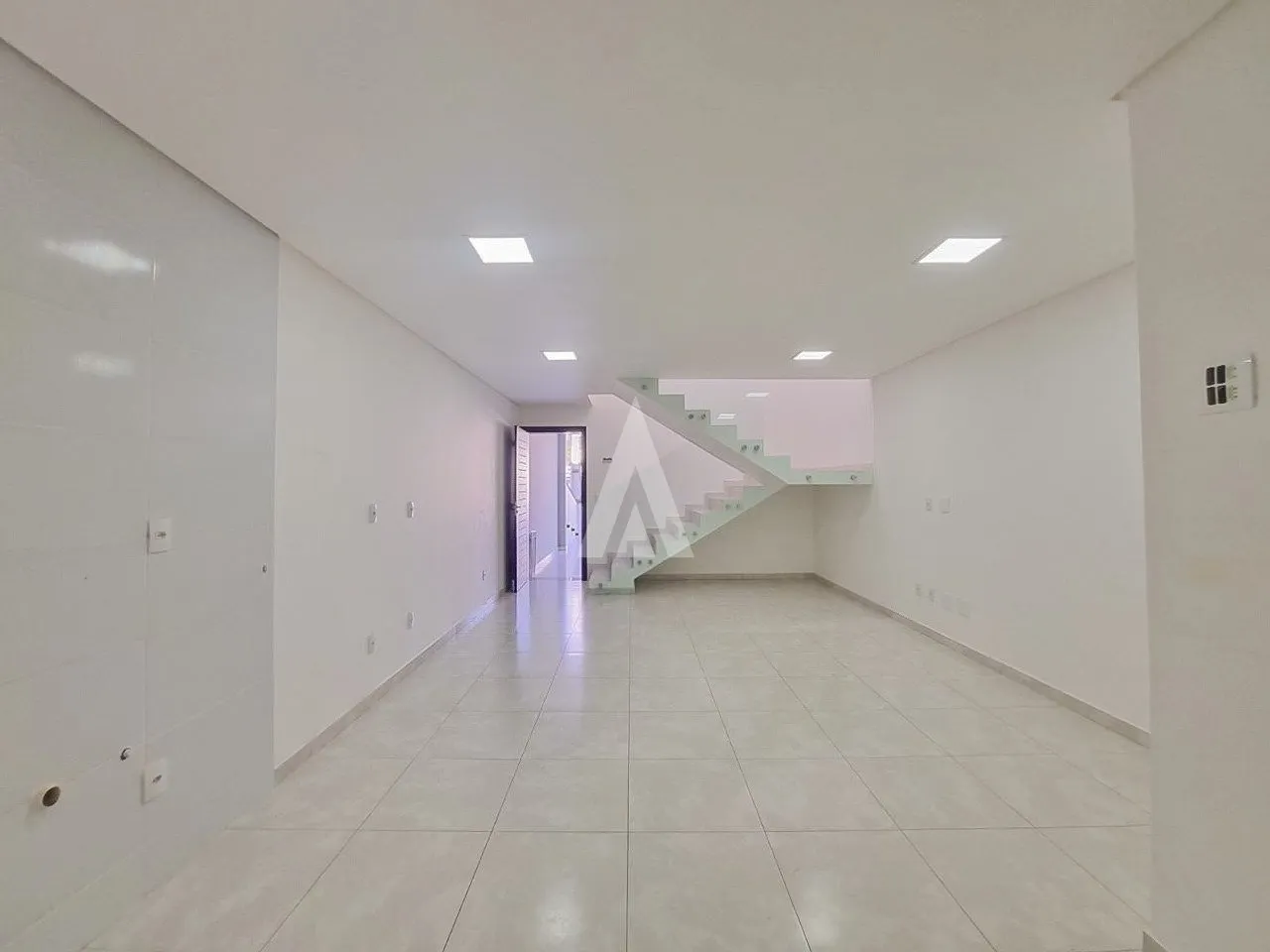 Sobrado Geminado com 2 suíte(s) à venda no bairro Costa E Silva em Joinville, por R$ 550.000.00. — foto 2