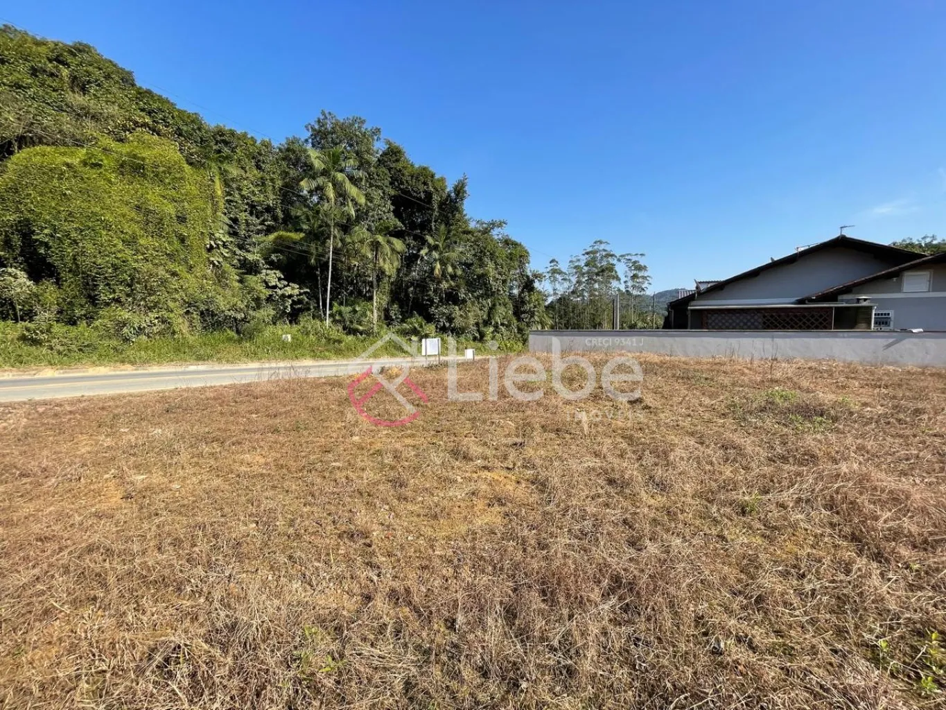 Excelente terreno na cidade de Pomerode no Bairro Testo Central, com 450,00m, de forma triangular, fazendo Frente em 37,53m, pelo lado Direito em 24,11m e pelo lado Esquerdo 46,64m. - foto 1