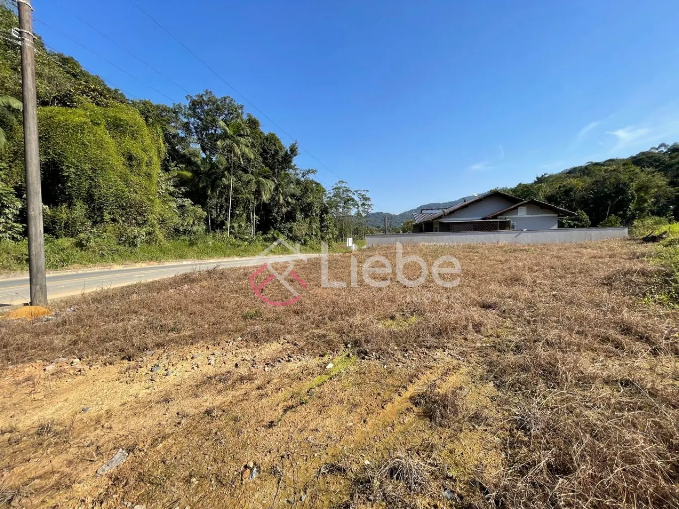 Excelente terreno na cidade de Pomerode no Bairro Testo Central, com 450,00m, de forma triangular, fazendo Frente em 37,53m, pelo lado Direito em 24,11m e pelo lado Esquerdo 46,64m. — foto 4