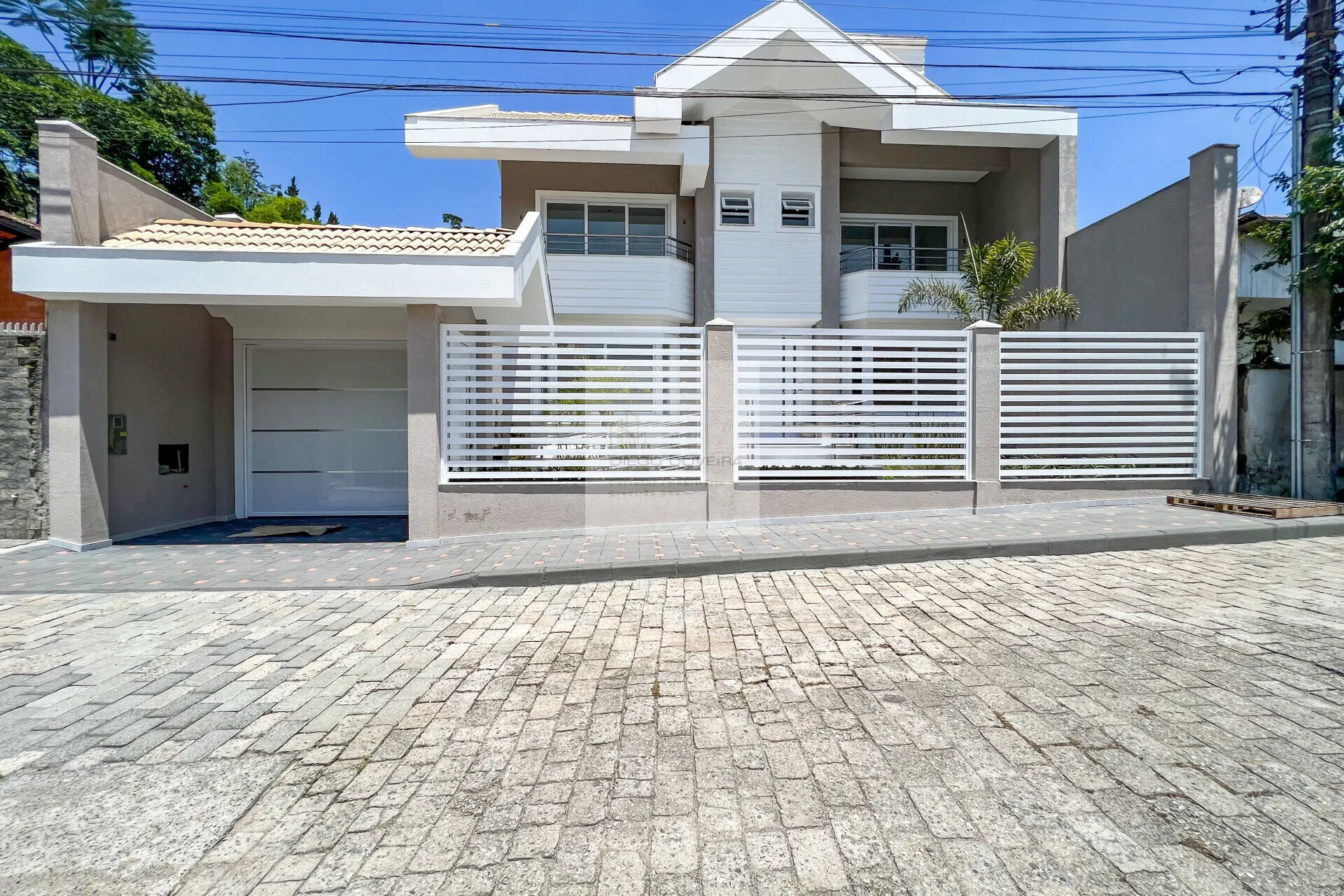 Casa de Alto Padrão com Campo de Futebol - foto 1