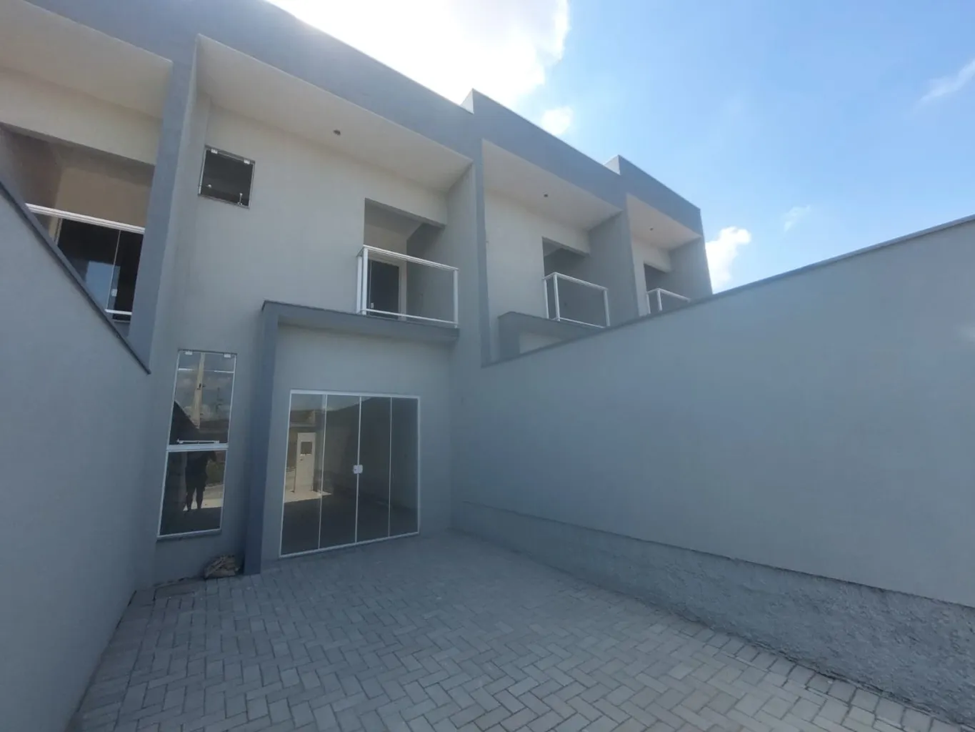 Sobrado com duas suítes no Bairro Santa Terezinha - foto 1