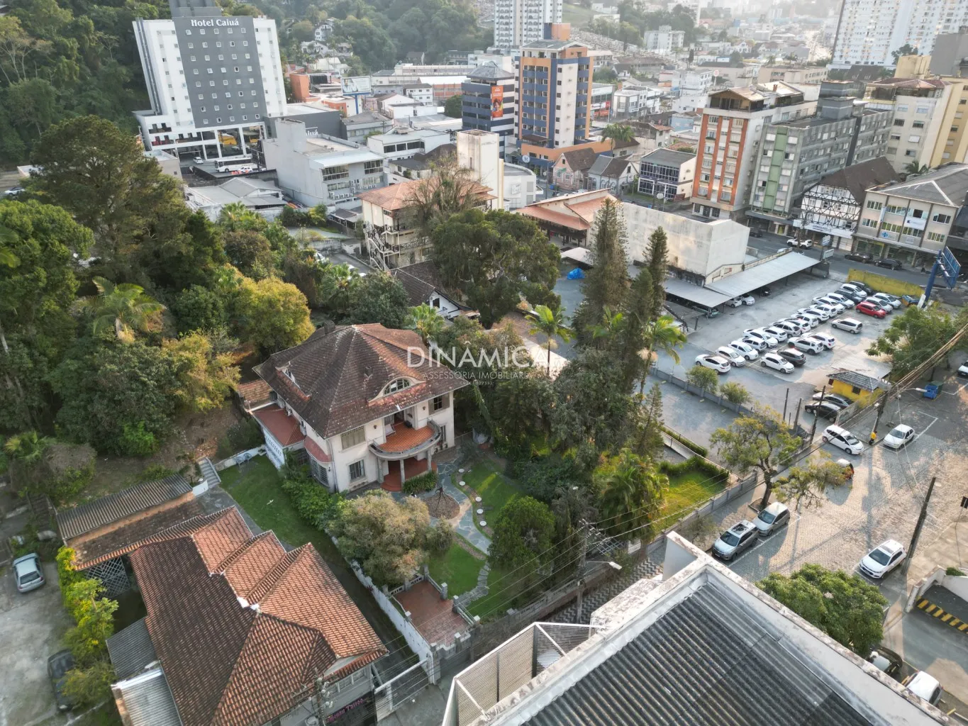 Casa comercial residenciasl no Centro de Blumenau, com 05 dormitórios e demais dependências, na Dinâmica sul a imobiliária presente nas suas conquistas - foto 1