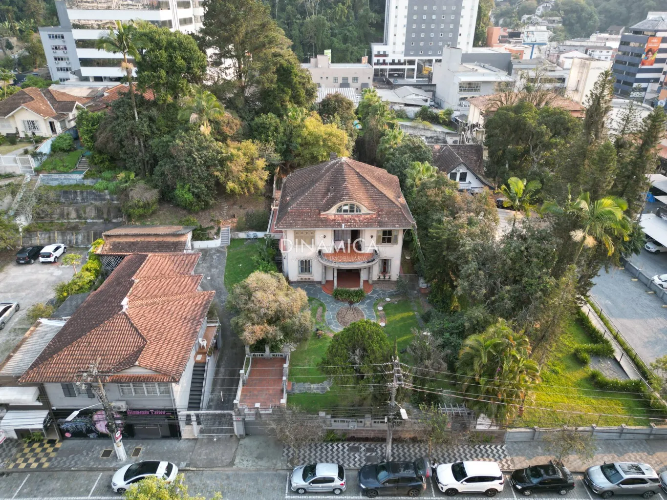 Casa comercial residenciasl no Centro de Blumenau, com 05 dormitórios e demais dependências, na Dinâmica sul a imobiliária presente nas suas conquistas — foto 2