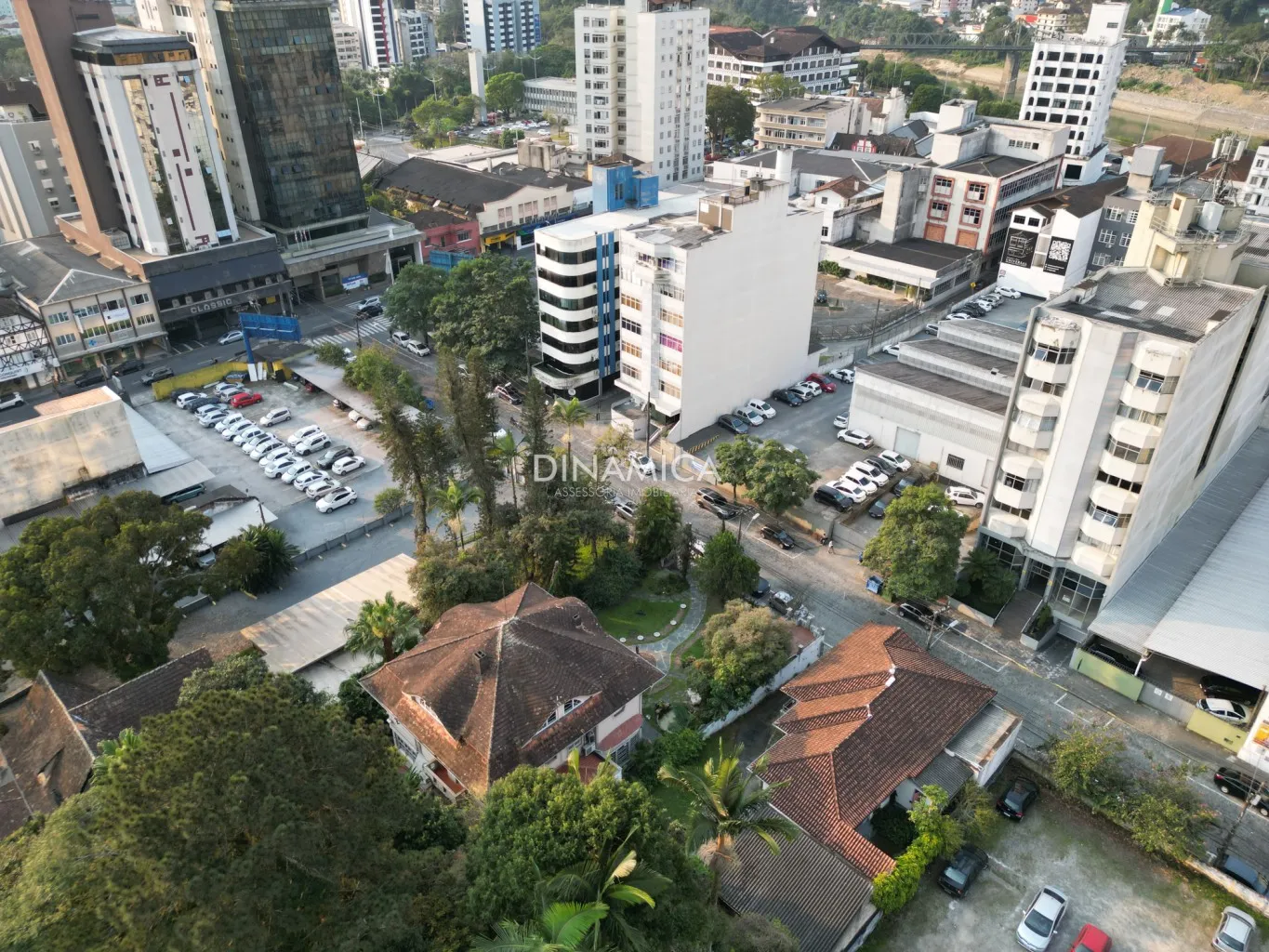 Casa comercial residenciasl no Centro de Blumenau, com 05 dormitórios e demais dependências, na Dinâmica sul a imobiliária presente nas suas conquistas — foto 3