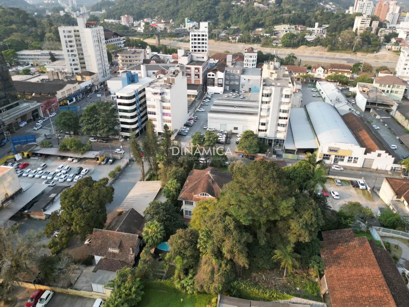 Casa comercial residenciasl no Centro de Blumenau, com 05 dormitórios e demais dependências, na Dinâmica sul a imobiliária presente nas suas conquistas — foto 4