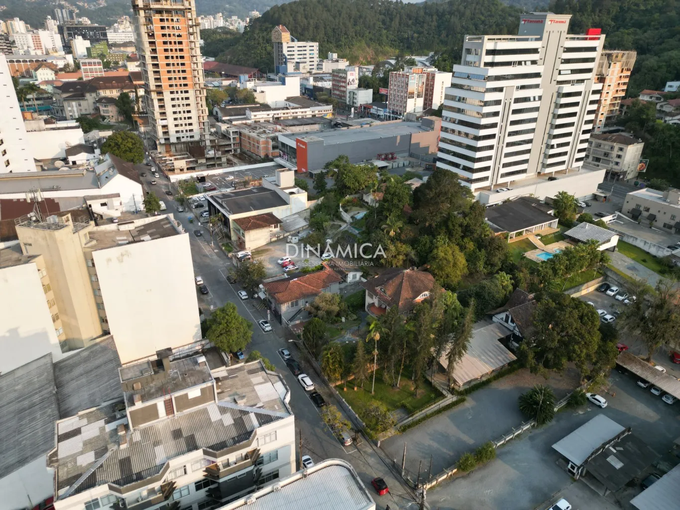 Casa comercial residenciasl no Centro de Blumenau, com 05 dormitórios e demais dependências, na Dinâmica sul a imobiliária presente nas suas conquistas — foto 6