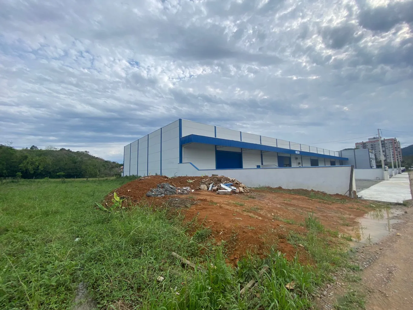 Excelente terreno para locação no bairro Itoupava Central! Terreno amplo e plano, inicio da rua e fácil acesso a Rua Gustavo Zimmermann, proximo a diversos comercios e residencias. - foto 1