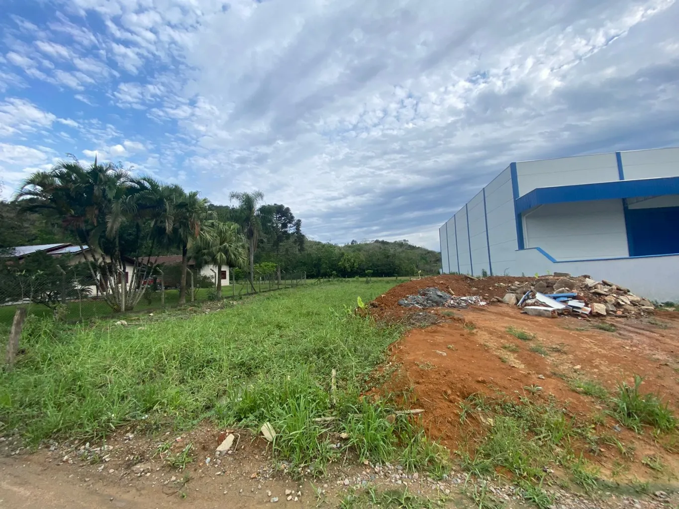 Excelente terreno para locação no bairro Itoupava Central! Terreno amplo e plano, inicio da rua e fácil acesso a Rua Gustavo Zimmermann, proximo a diversos comercios e residencias. — foto 2