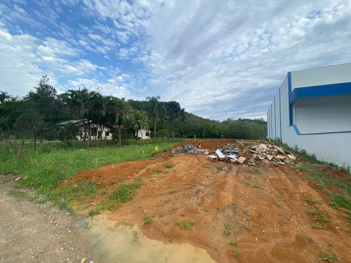 Excelente terreno para locação no bairro Itoupava Central! Terreno amplo e plano, inicio da rua e fácil acesso a Rua Gustavo Zimmermann, proximo a diversos comercios e residencias. — foto 3