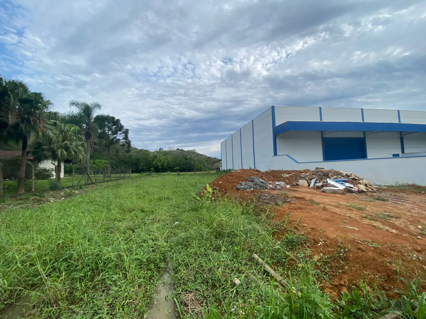 Excelente terreno para locação no bairro Itoupava Central! Terreno amplo e plano, inicio da rua e fácil acesso a Rua Gustavo Zimmermann, proximo a diversos comercios e residencias. — foto 4