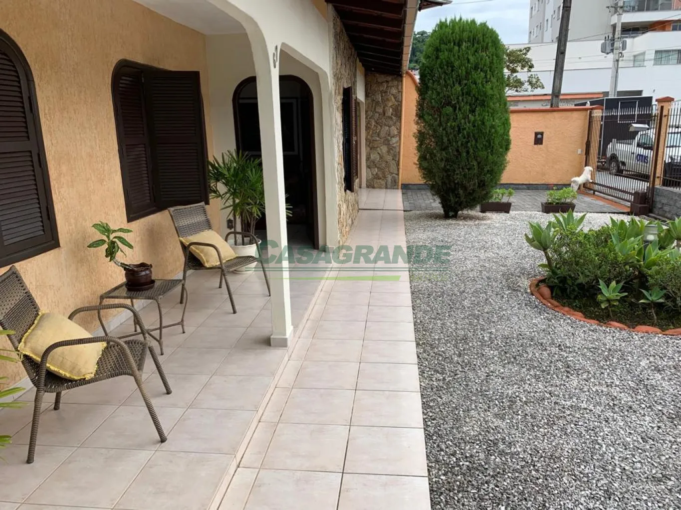 Ótima casa no bairro Escola Agrícola, 3 dormitórios sendo 1 suíte com hidromassagem, cozinha com móveis sob medida, área de serviço, sala de estar e jantar, área de festas com churrasqueira e amplo espaço de terreno nos fundos, garagem para 2 carros. — foto 3