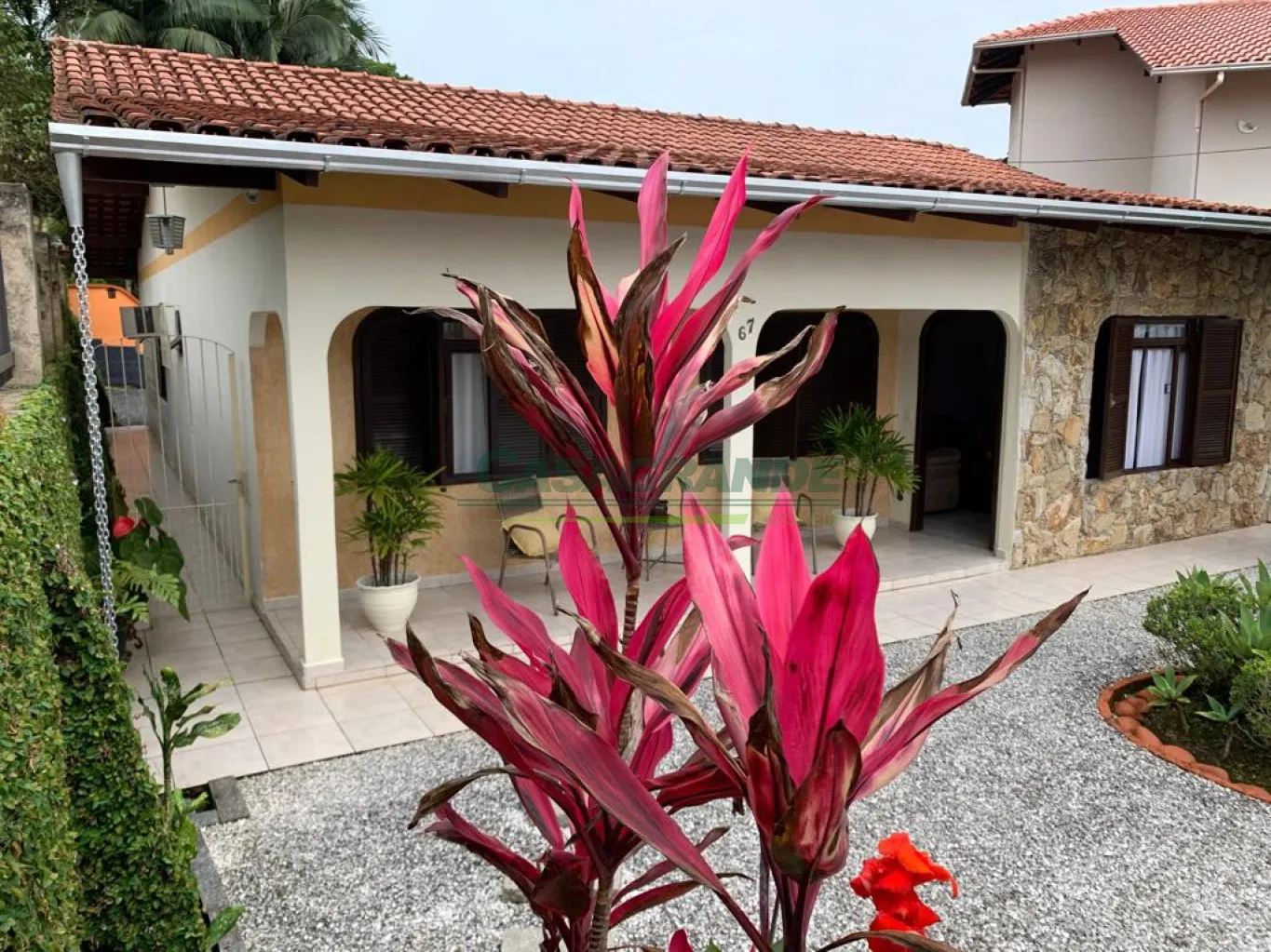 Ótima casa no bairro Escola Agrícola, 3 dormitórios sendo 1 suíte com hidromassagem, cozinha com móveis sob medida, área de serviço, sala de estar e jantar, área de festas com churrasqueira e amplo espaço de terreno nos fundos, garagem para 2 carros. — foto 4