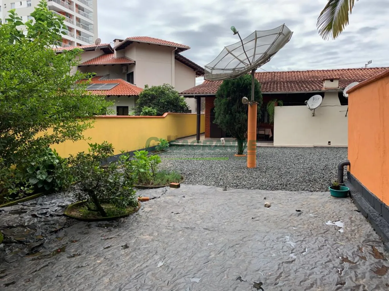 Ótima casa no bairro Escola Agrícola, 3 dormitórios sendo 1 suíte com hidromassagem, cozinha com móveis sob medida, área de serviço, sala de estar e jantar, área de festas com churrasqueira e amplo espaço de terreno nos fundos, garagem para 2 carros. — foto 5