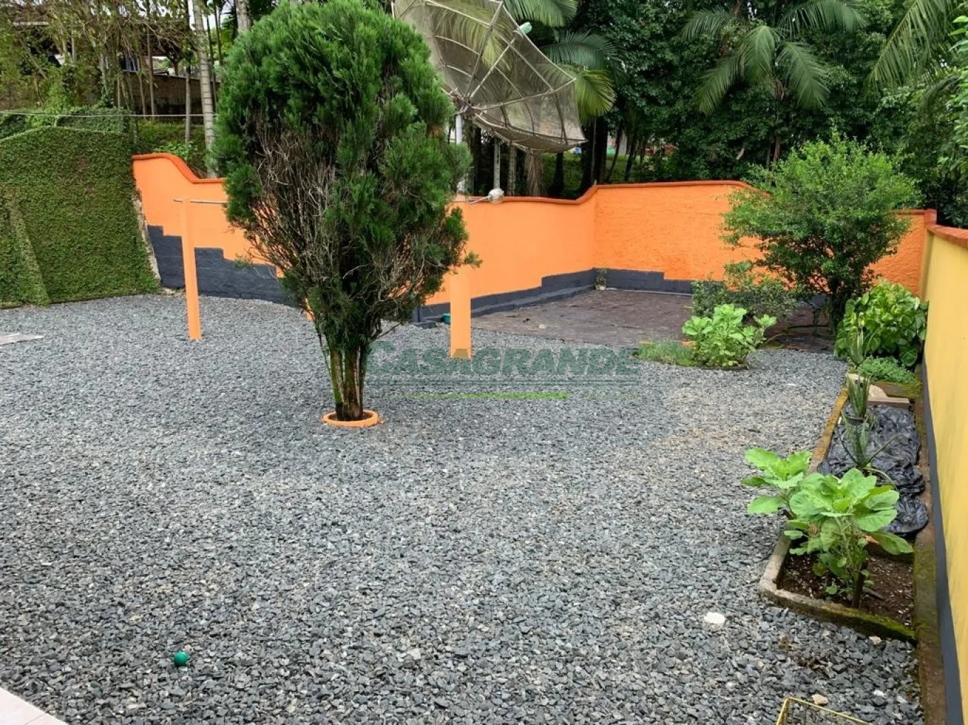 Ótima casa no bairro Escola Agrícola, 3 dormitórios sendo 1 suíte com hidromassagem, cozinha com móveis sob medida, área de serviço, sala de estar e jantar, área de festas com churrasqueira e amplo espaço de terreno nos fundos, garagem para 2 carros. — foto 6