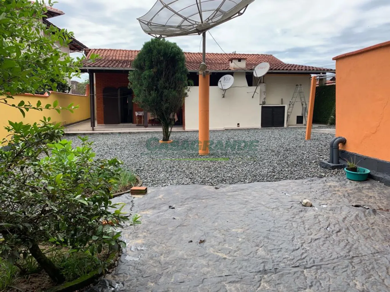 Ótima casa no bairro Escola Agrícola, 3 dormitórios sendo 1 suíte com hidromassagem, cozinha com móveis sob medida, área de serviço, sala de estar e jantar, área de festas com churrasqueira e amplo espaço de terreno nos fundos, garagem para 2 carros. — foto 7