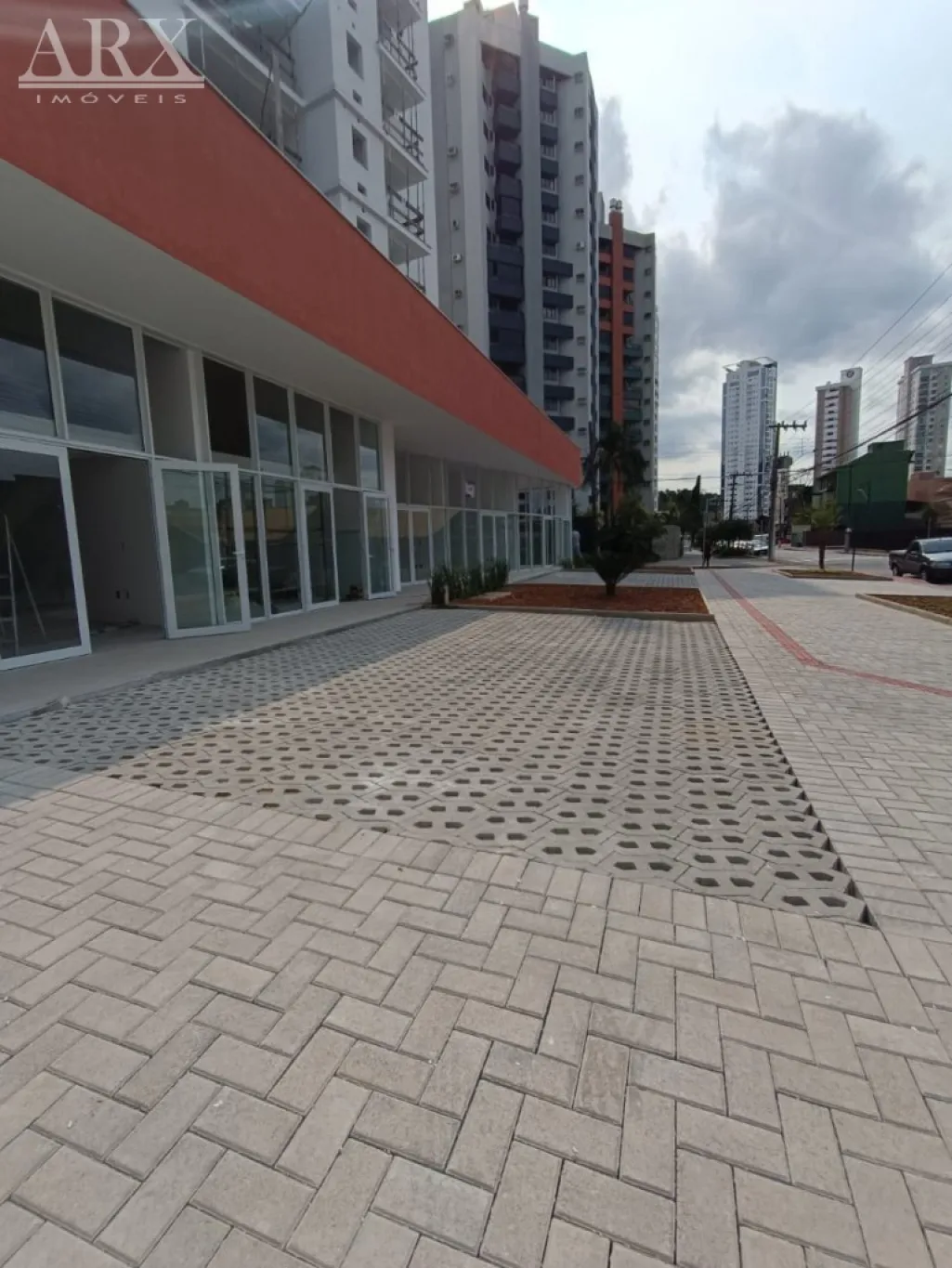 Aluga-se loja térrea / sala comercial - com excelente localização! — foto 5