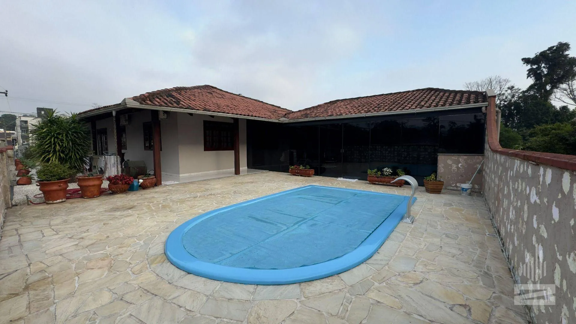 Casa à Venda com 3 Dormitórios e Piscina no bairro Água Verde em Blumenau - foto 1
