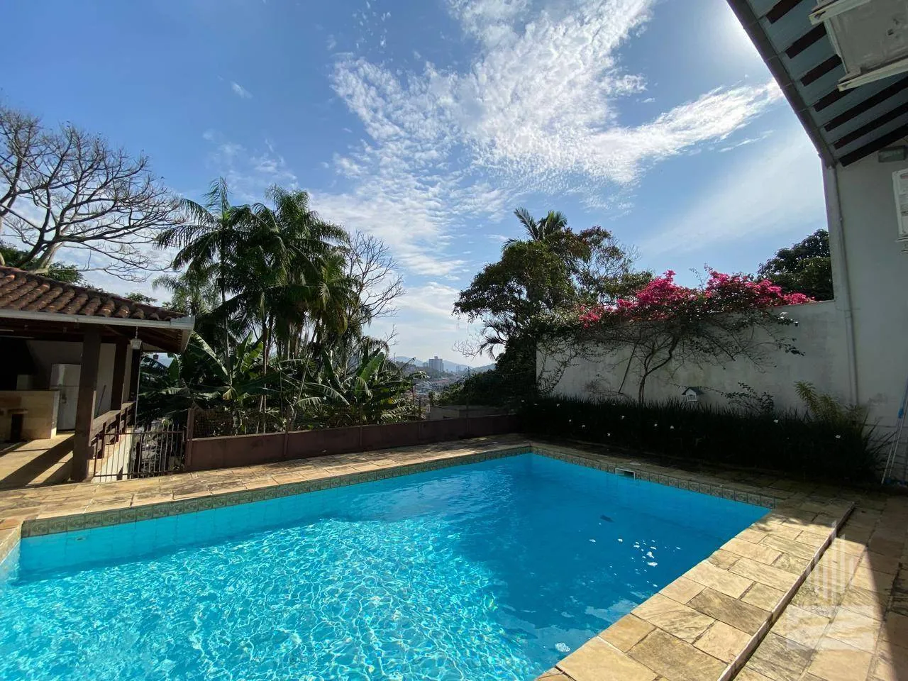 Linda Casa à Venda com 4 Dormitórios e Piscina no bairro Velha em Blumenau - foto 1