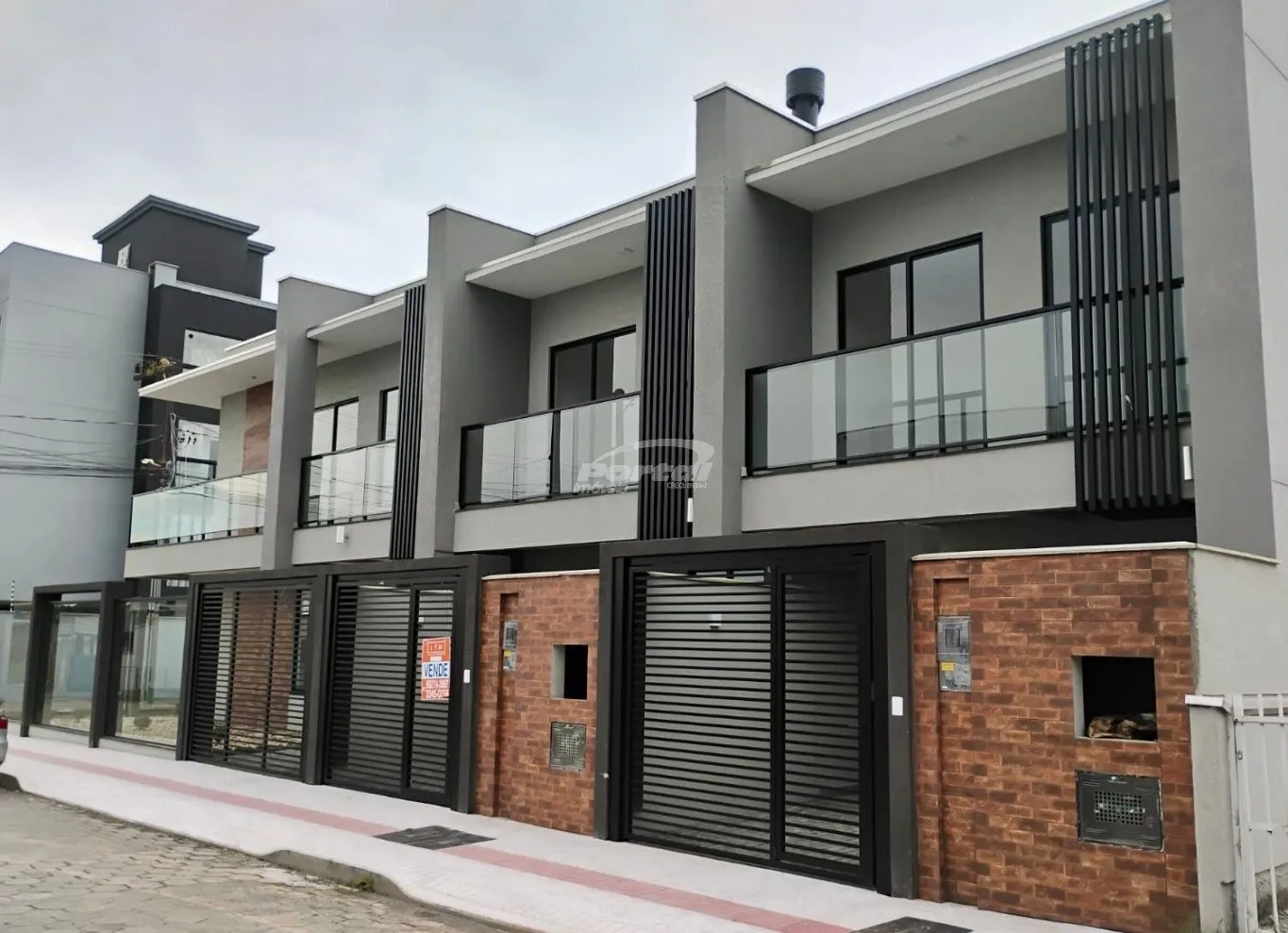 Sobrado geminado no Itacolomi com arquitetura moderna e apenas 450 metros da praia. - foto 1