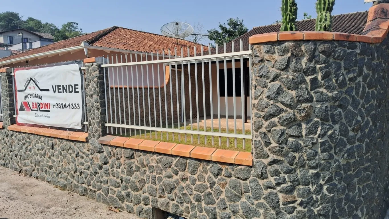 Ótima casa de Alvenaria com lindo terreno para venda em Blumenau, SC. — foto 2