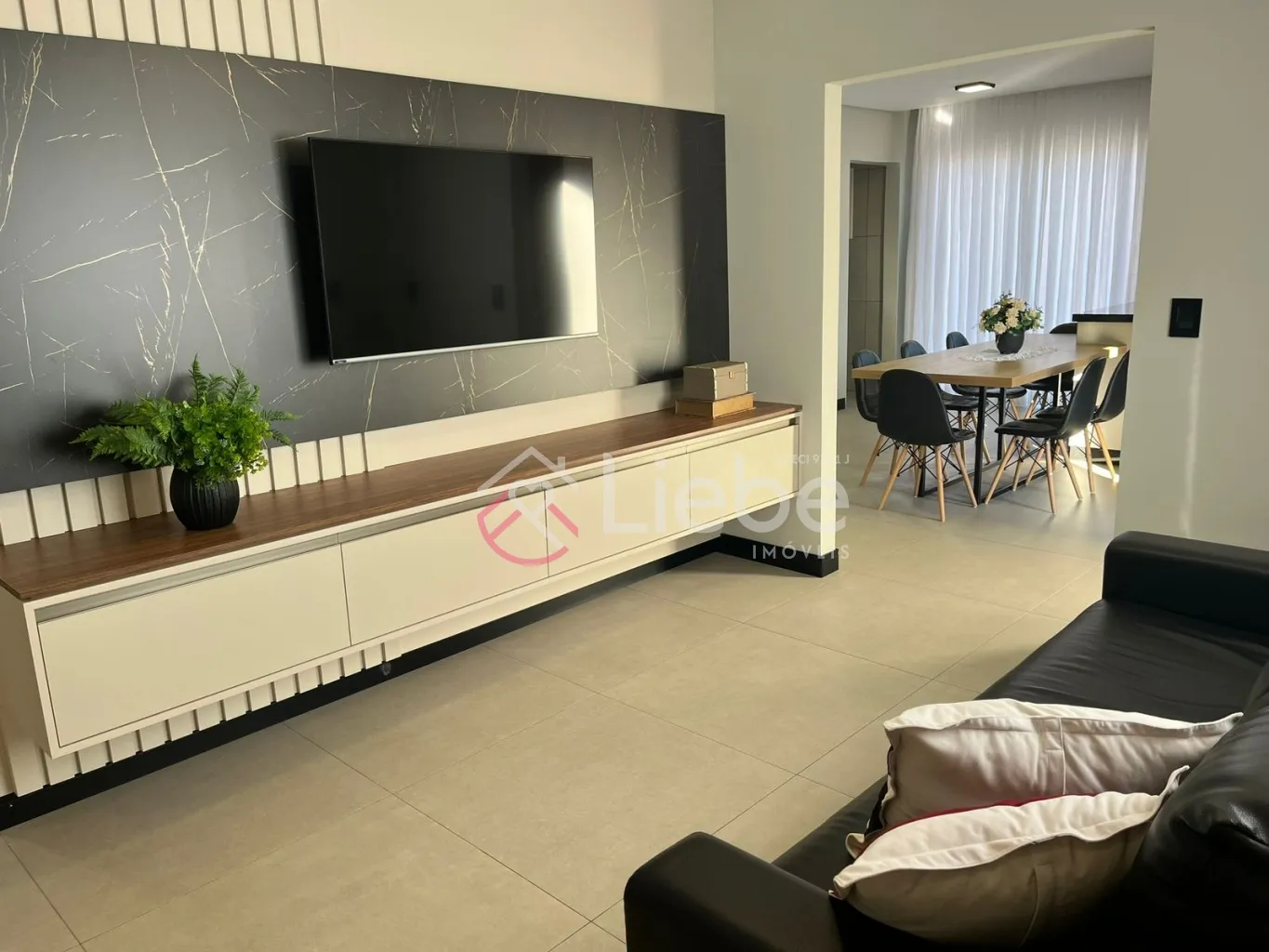 Linda Casa, totalmente mobiliada, no Bairro Testo Central com 102,00m de construção, edificado num terreno com 461,90m - foto 1