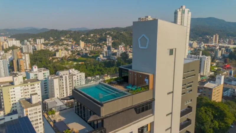 Venha investir em um loft novo, mobiliado e decorado, pronto para você faturar na locação mensal ou diária, prédio na melhor região de Blumenau, no edifício mais moderno e conectado. - foto 1