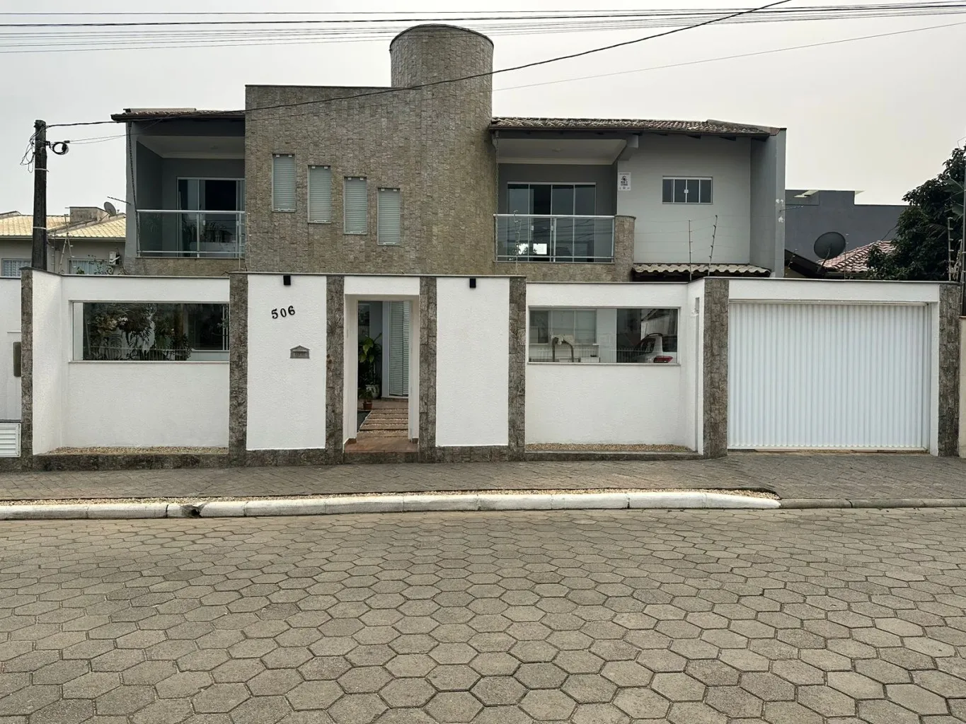 Execelente sobrado alto padrão apenas 500m do mar. - foto 1