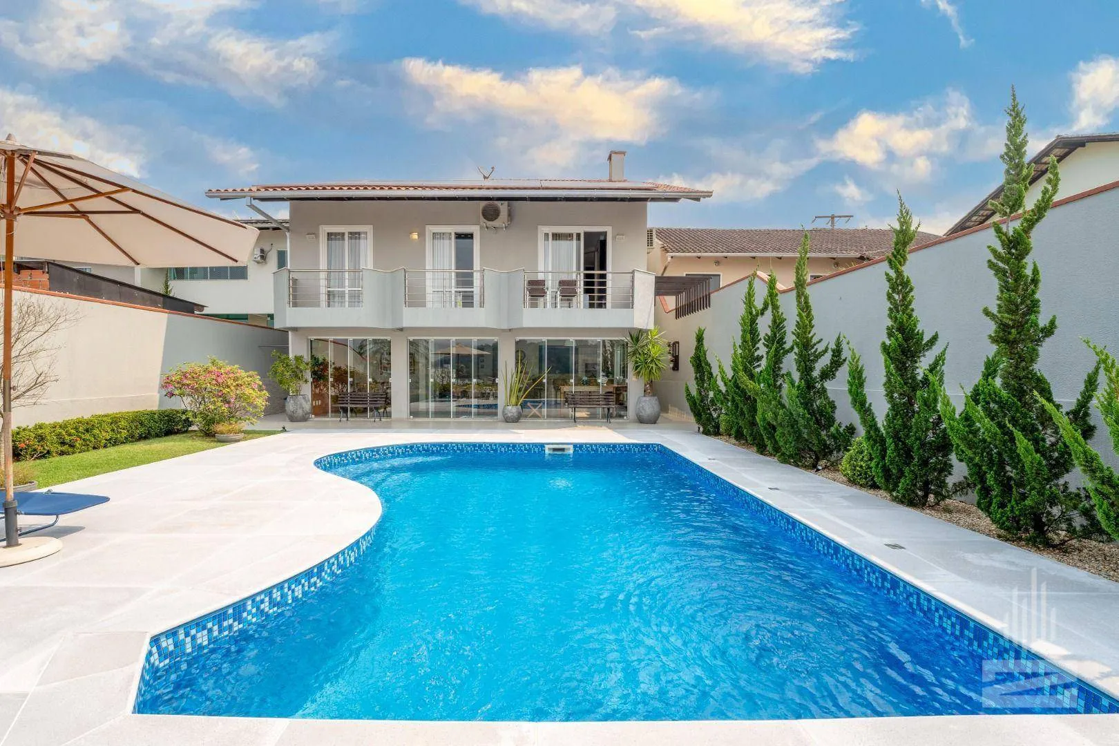 Linda Casa à Venda com 3 Dormitórios e Piscina no bairro Velha em Blumenau - foto 1
