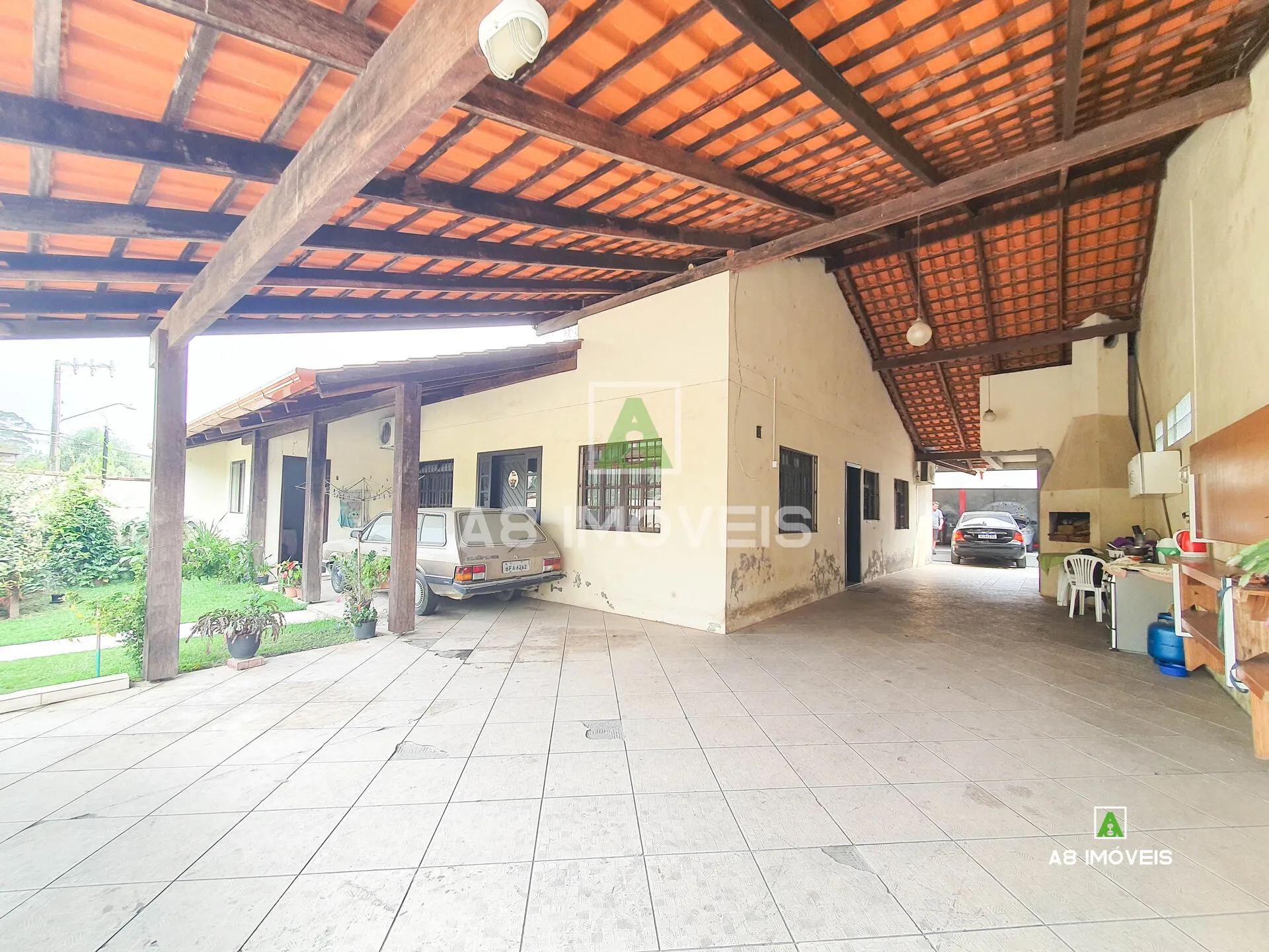 CASA AVERBADA COM TRÊS SUÍTES CINCO VAGAS E GALPÃO NOS FUNDOS - foto 1