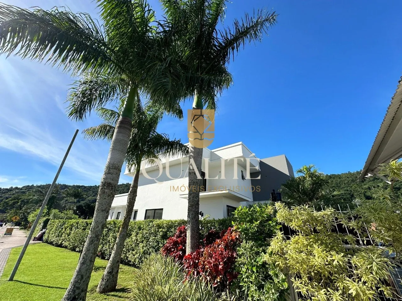 Casa à venda com 4 quartos e 4 suítes, 2 vagas, 425m² no Cachoeira do Bom Jesus, Florianópolis - foto 1