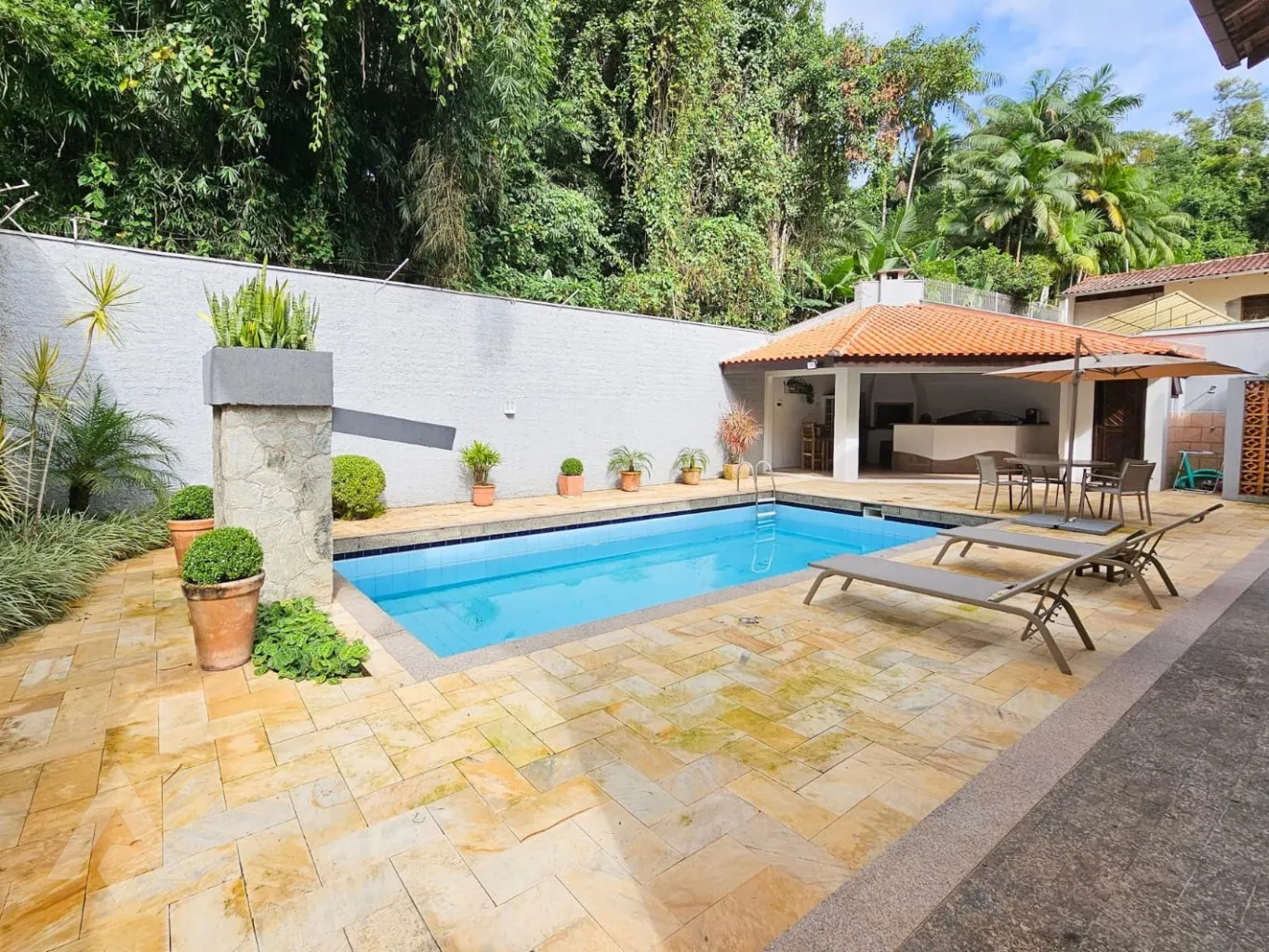 Linda casa com piscina localizada próximo ao quartel, no Bairro Garcia! - foto 1